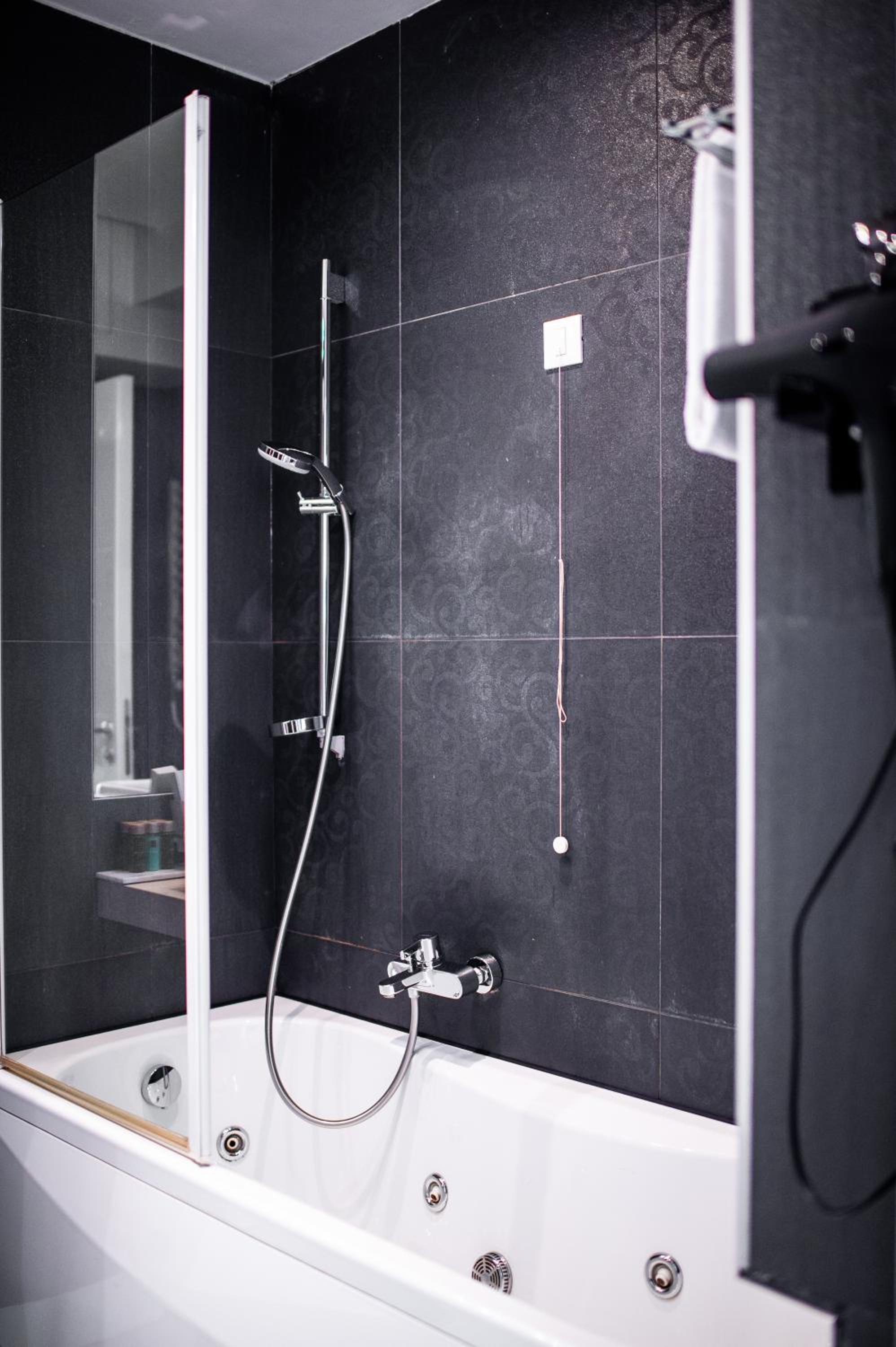 Executive Suite - Photo 5