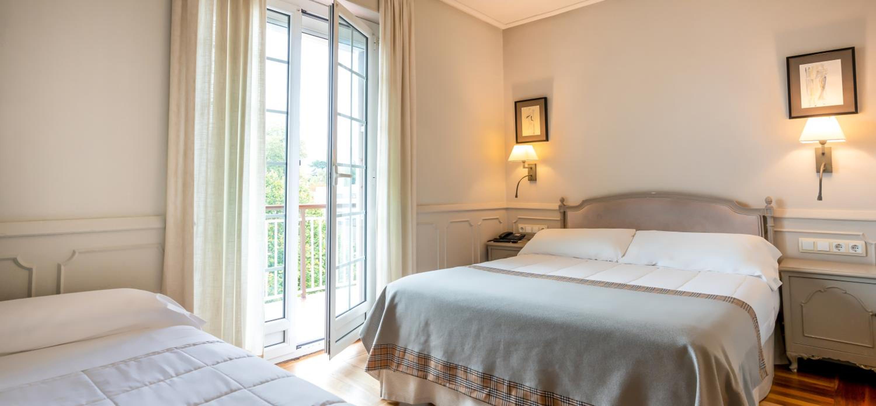 Double Room with Balcony - Photo 11