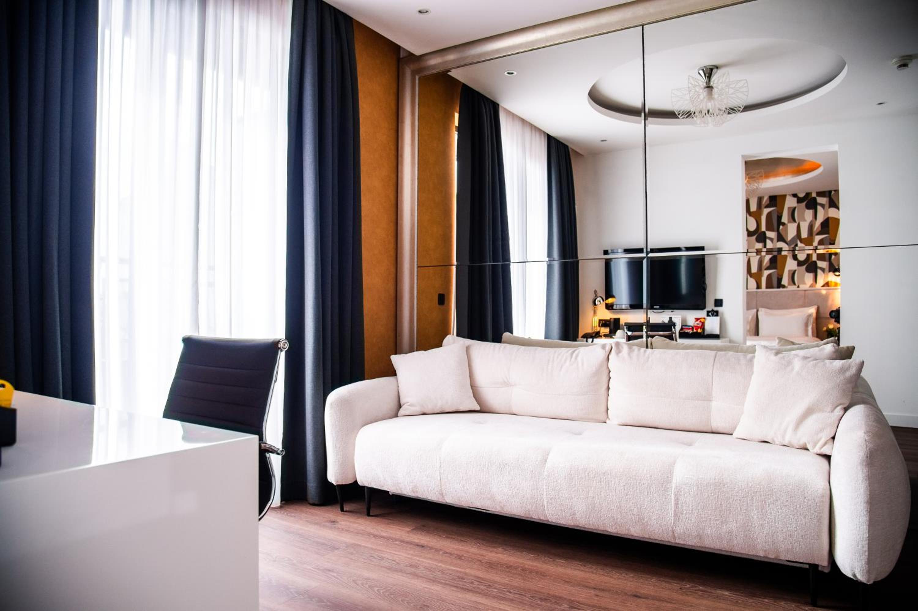 Executive Suite - Photo 3