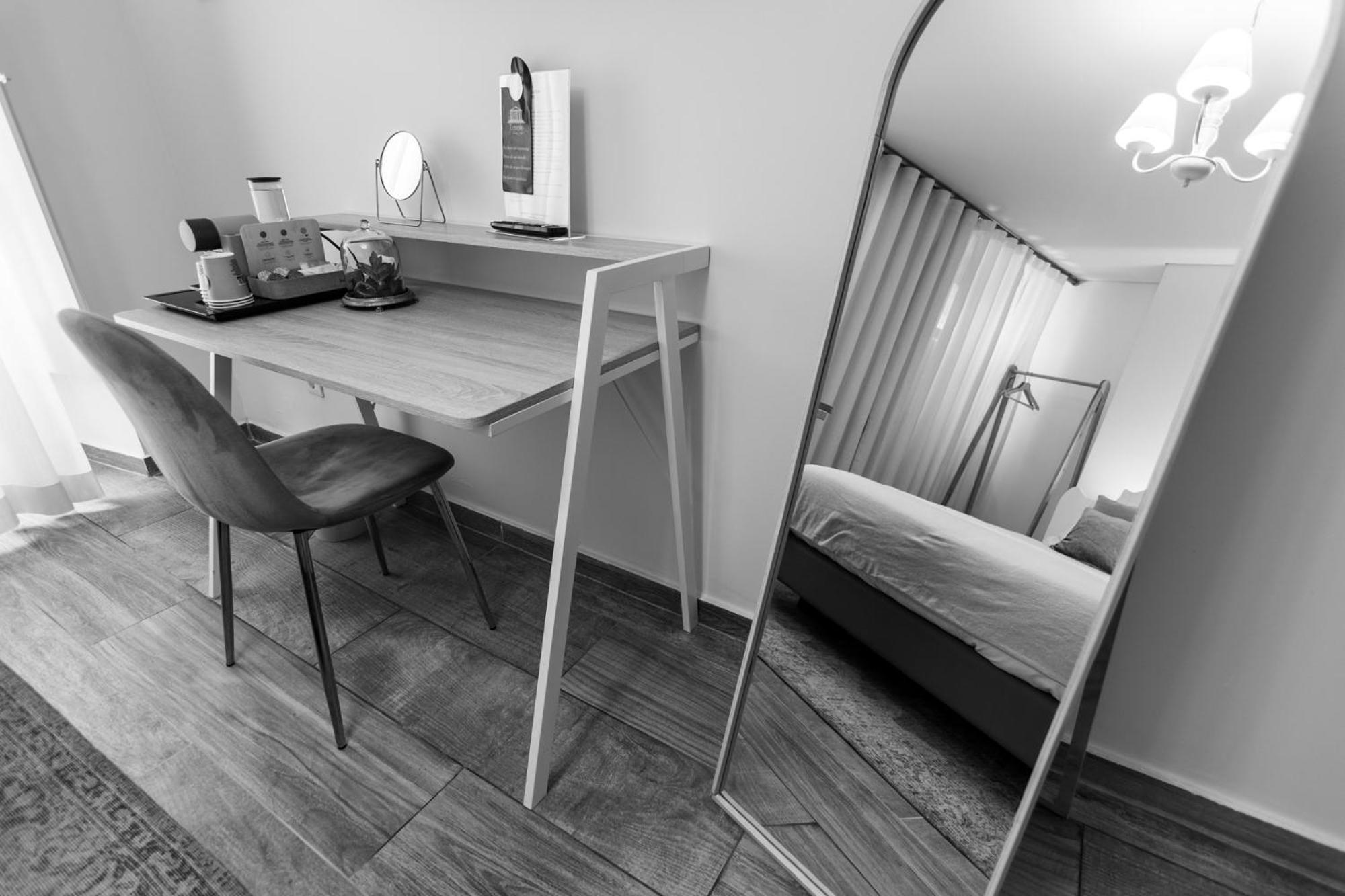 Budget Double Room - Photo 2