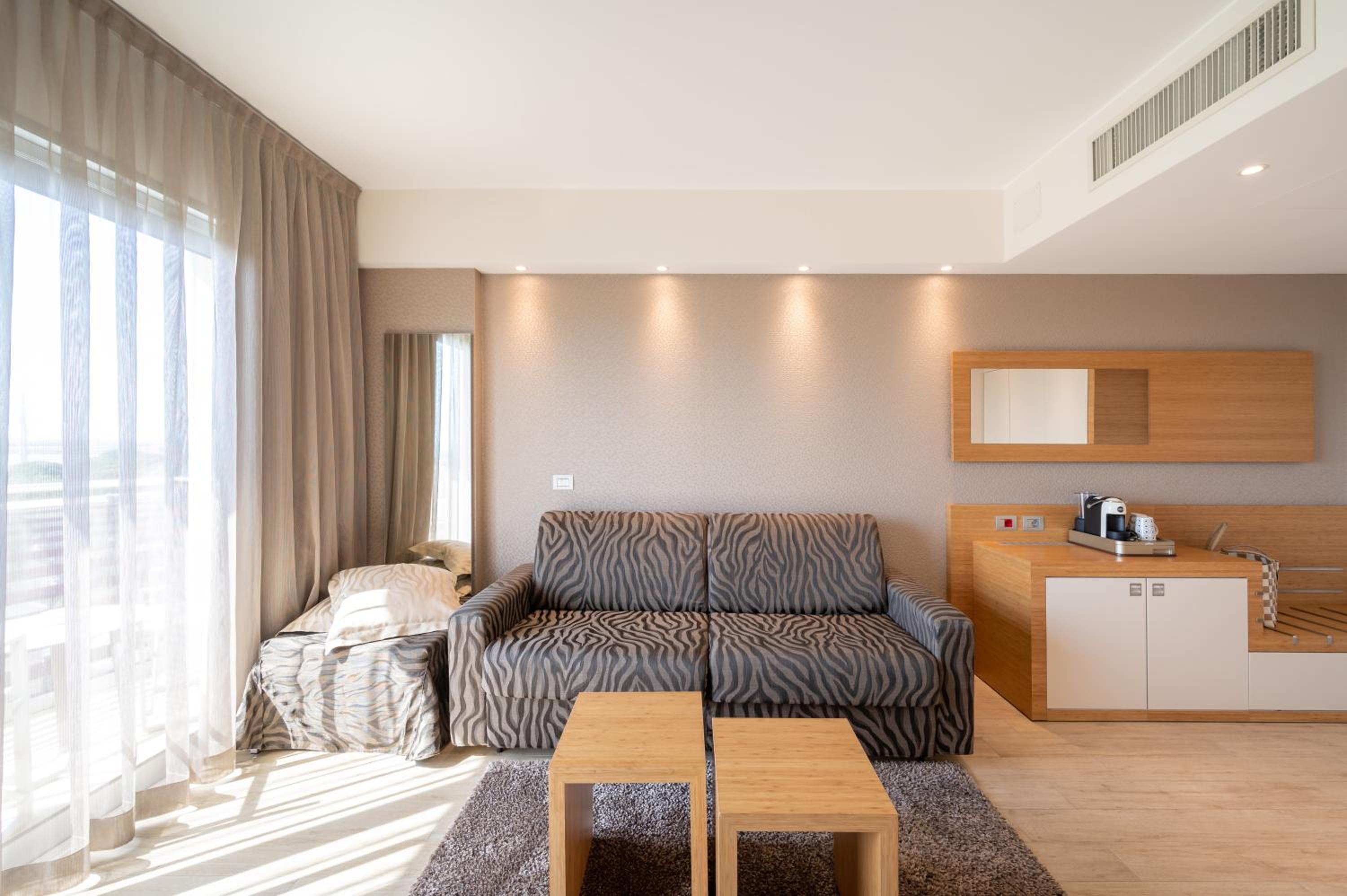 Junior Suite with Lateral Sea View - Photo 10