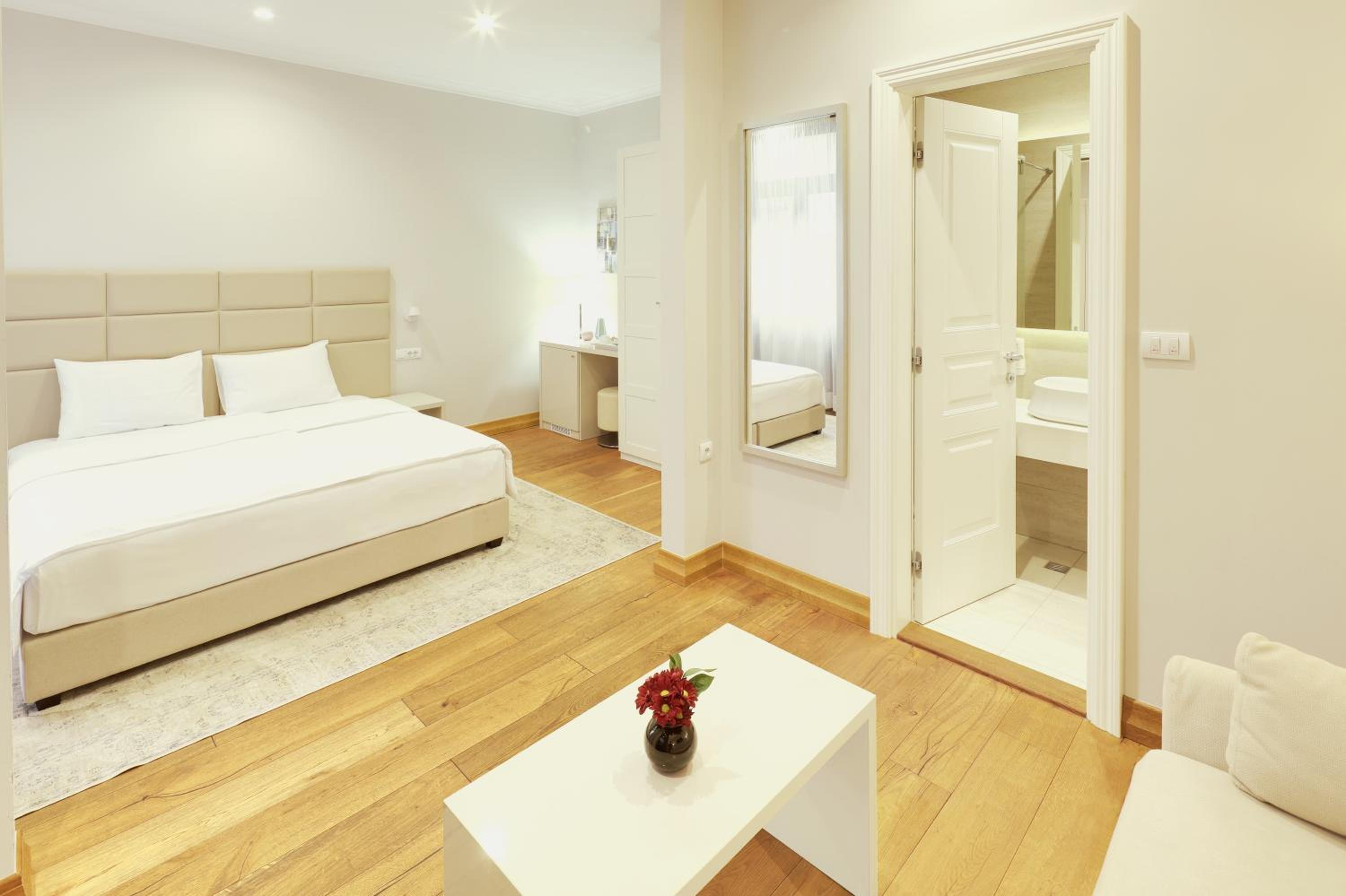 Twin Room with Extra Bed - Photo 1