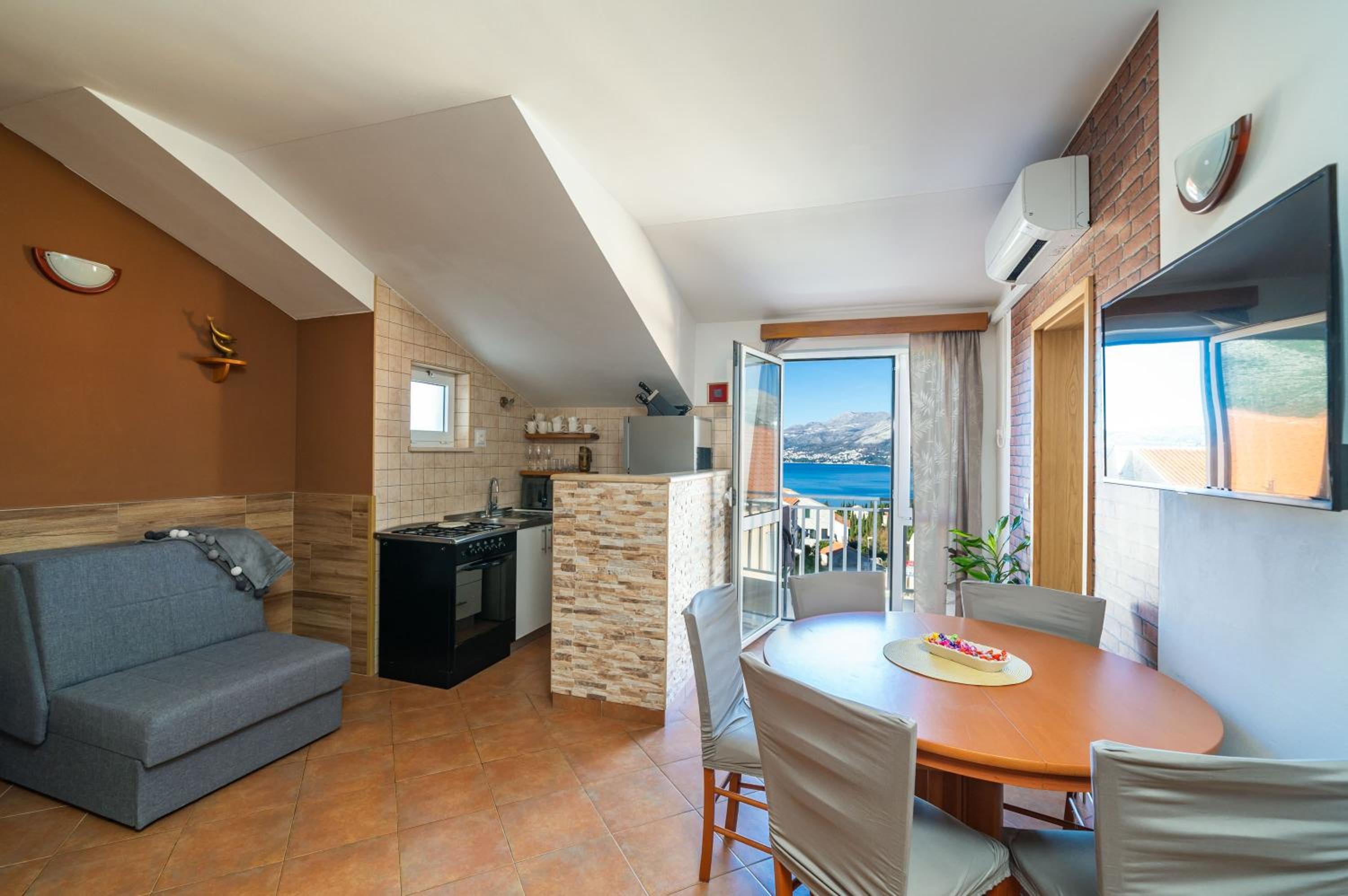 One-Bedroom Apartment with Balcony with Sea View