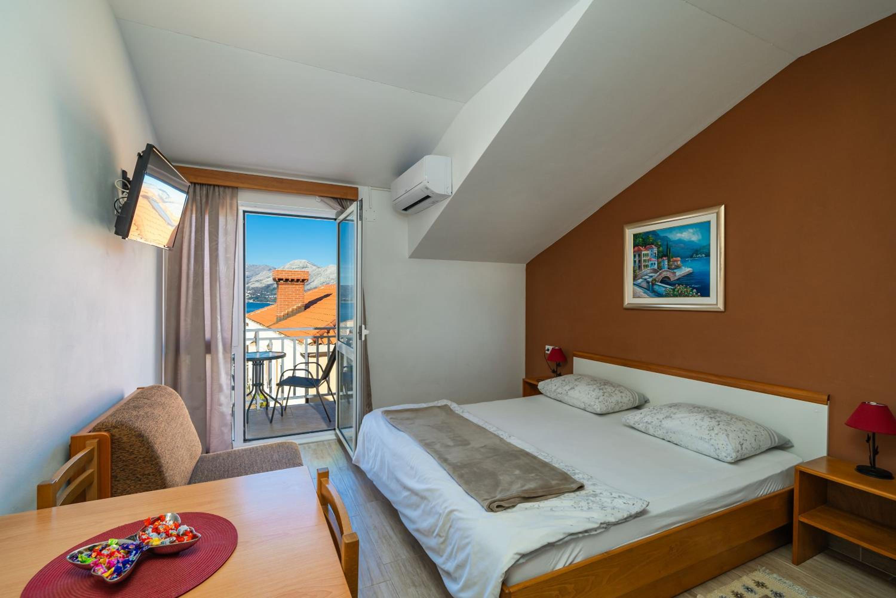 Studio Apartment with Balcony and Sea View