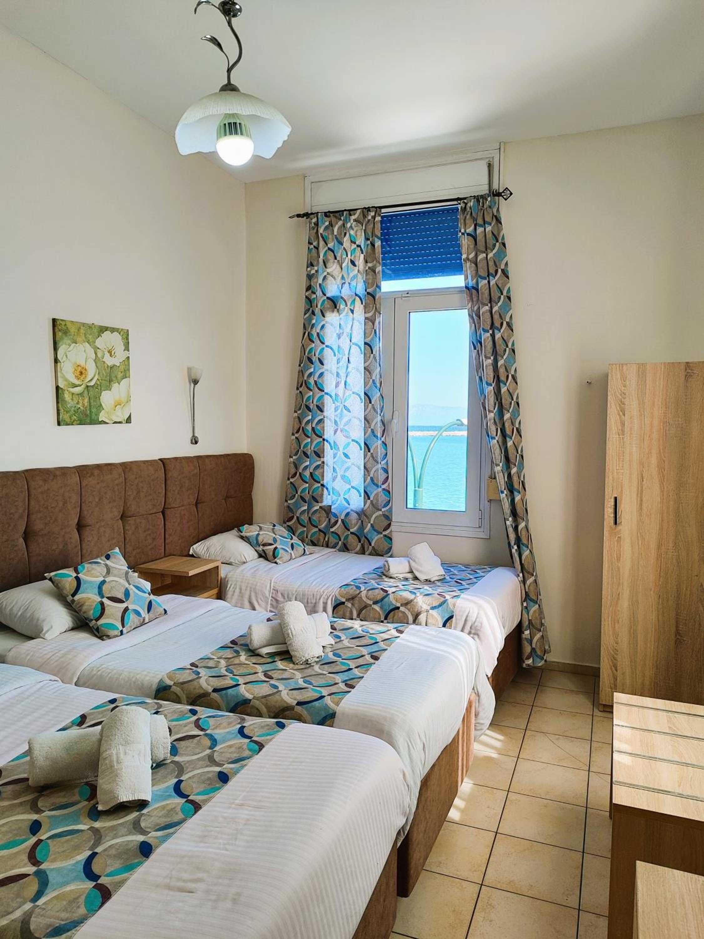 Standard Triple Room with Sea View - Photo 5