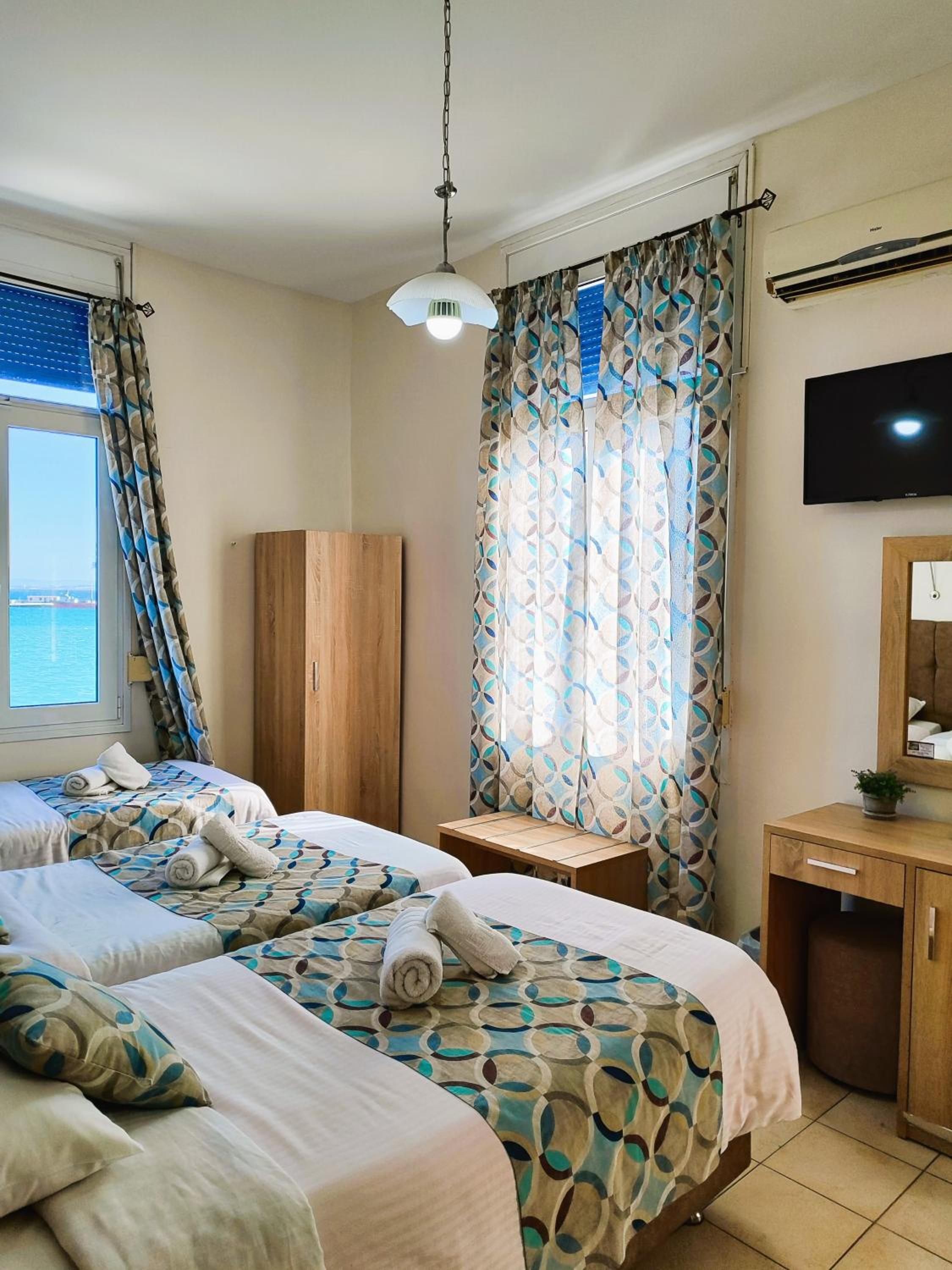 Standard Triple Room with Sea View - Photo 4