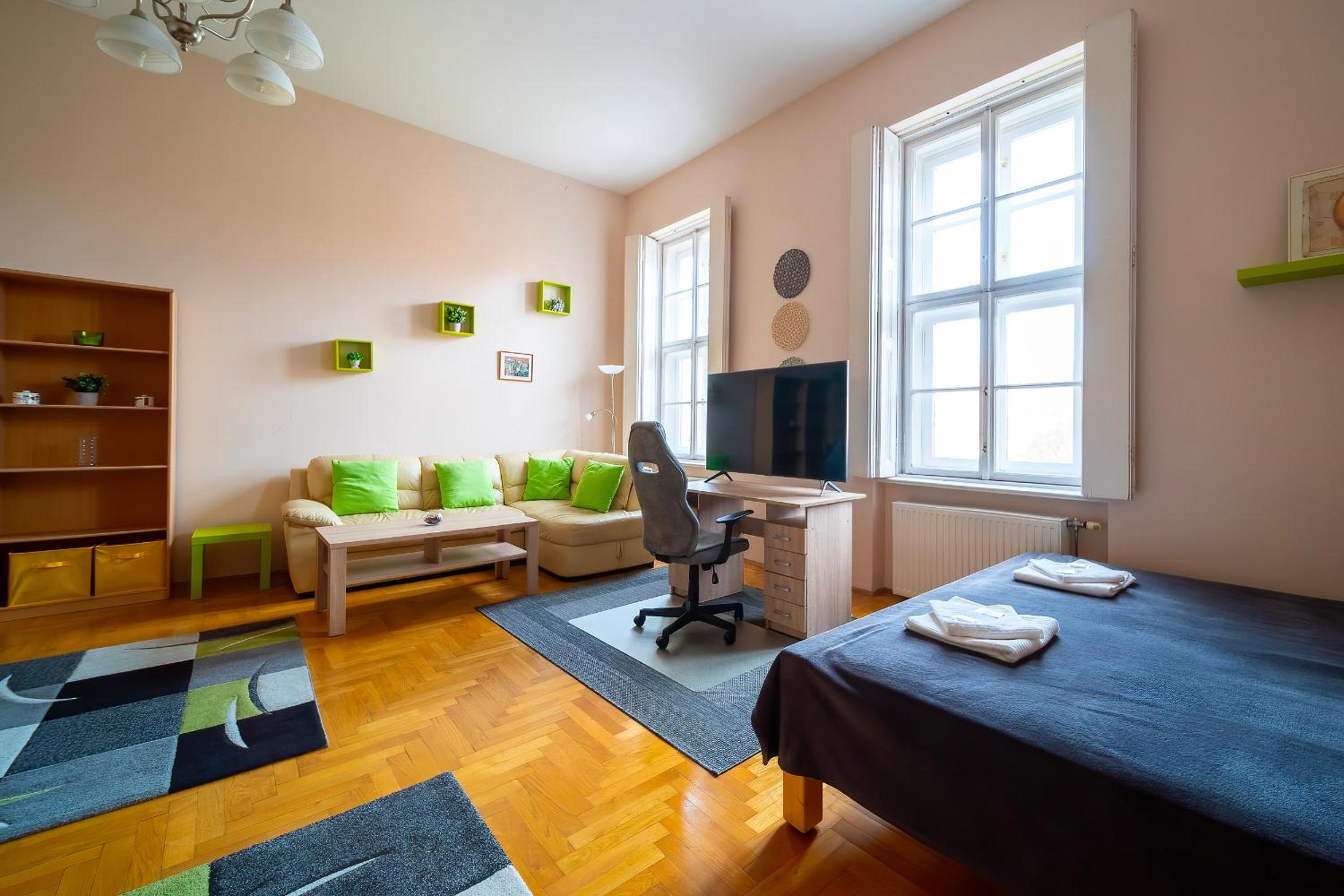 Family Room - Photo 2