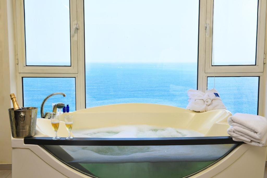 Suite with Spa Bath photo 3