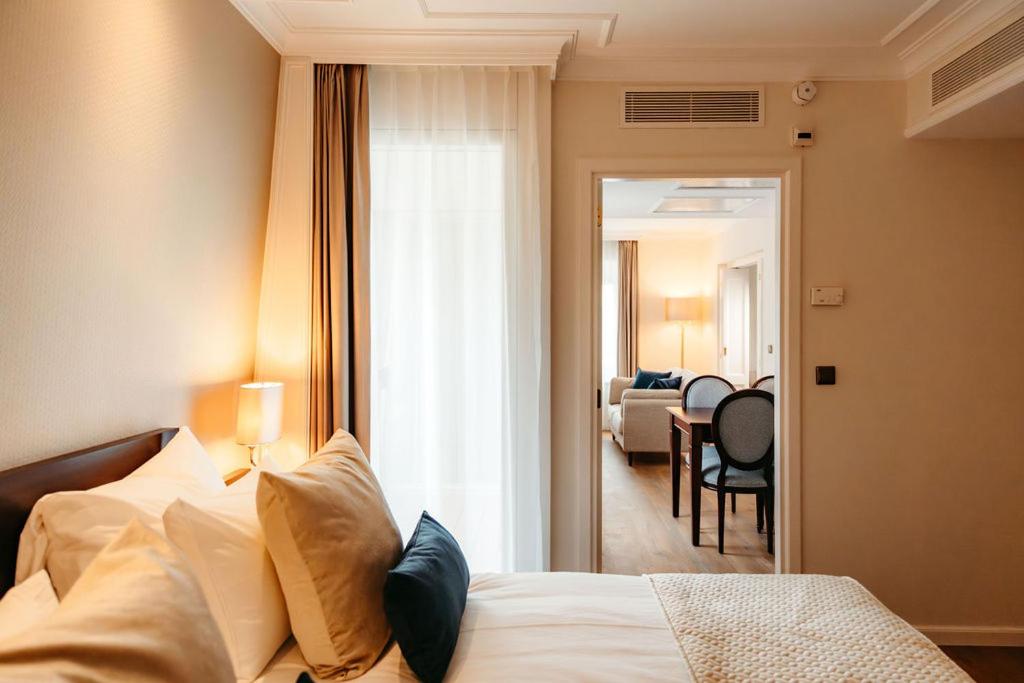 Executive Family Suite - Photo 2