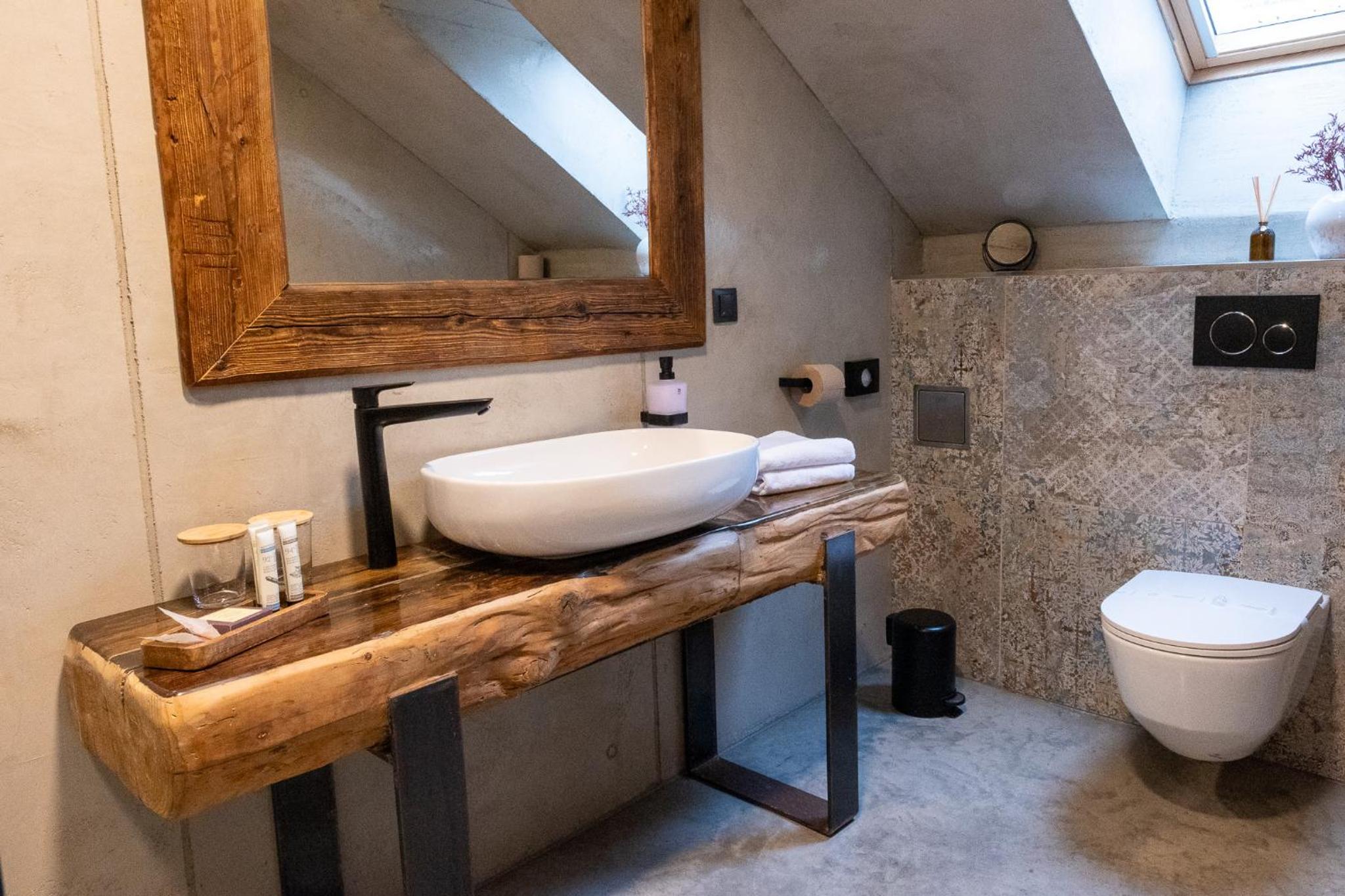 Double Room with Private Bathroom - Photo 7