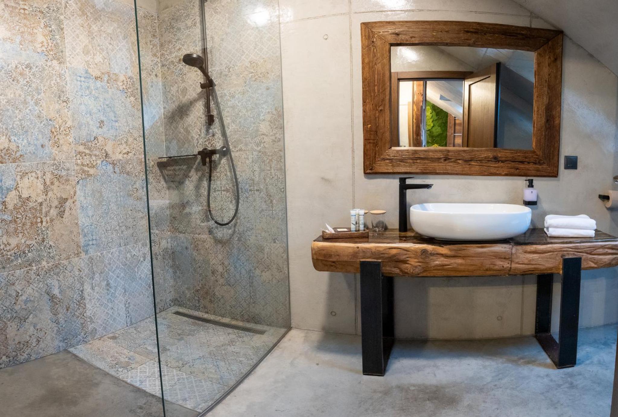 Double Room with Private Bathroom - Photo 8