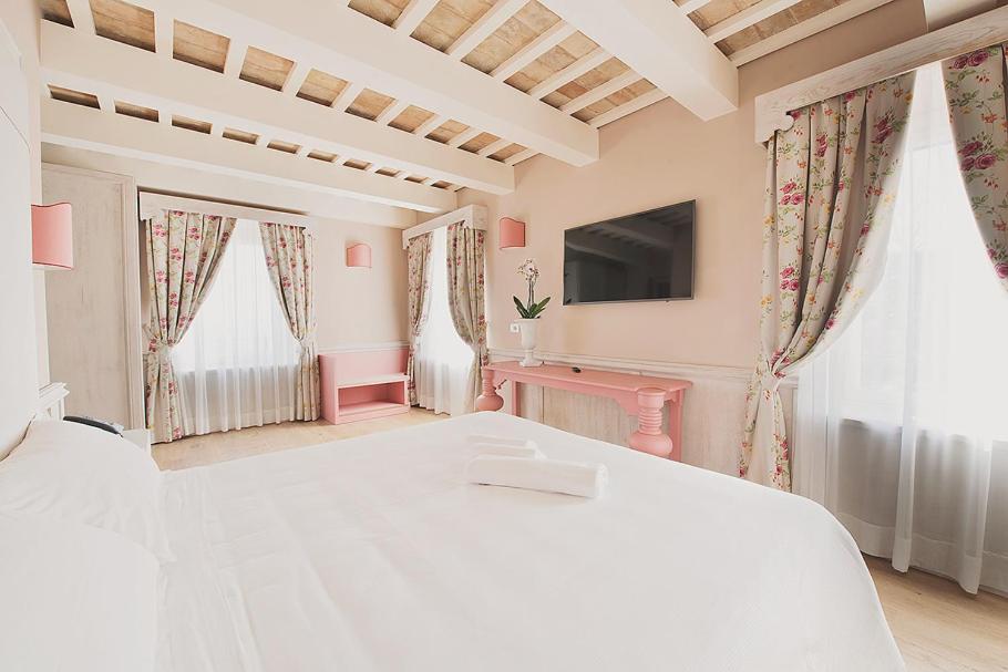 Deluxe Double or Twin Room with Garden View photo 3