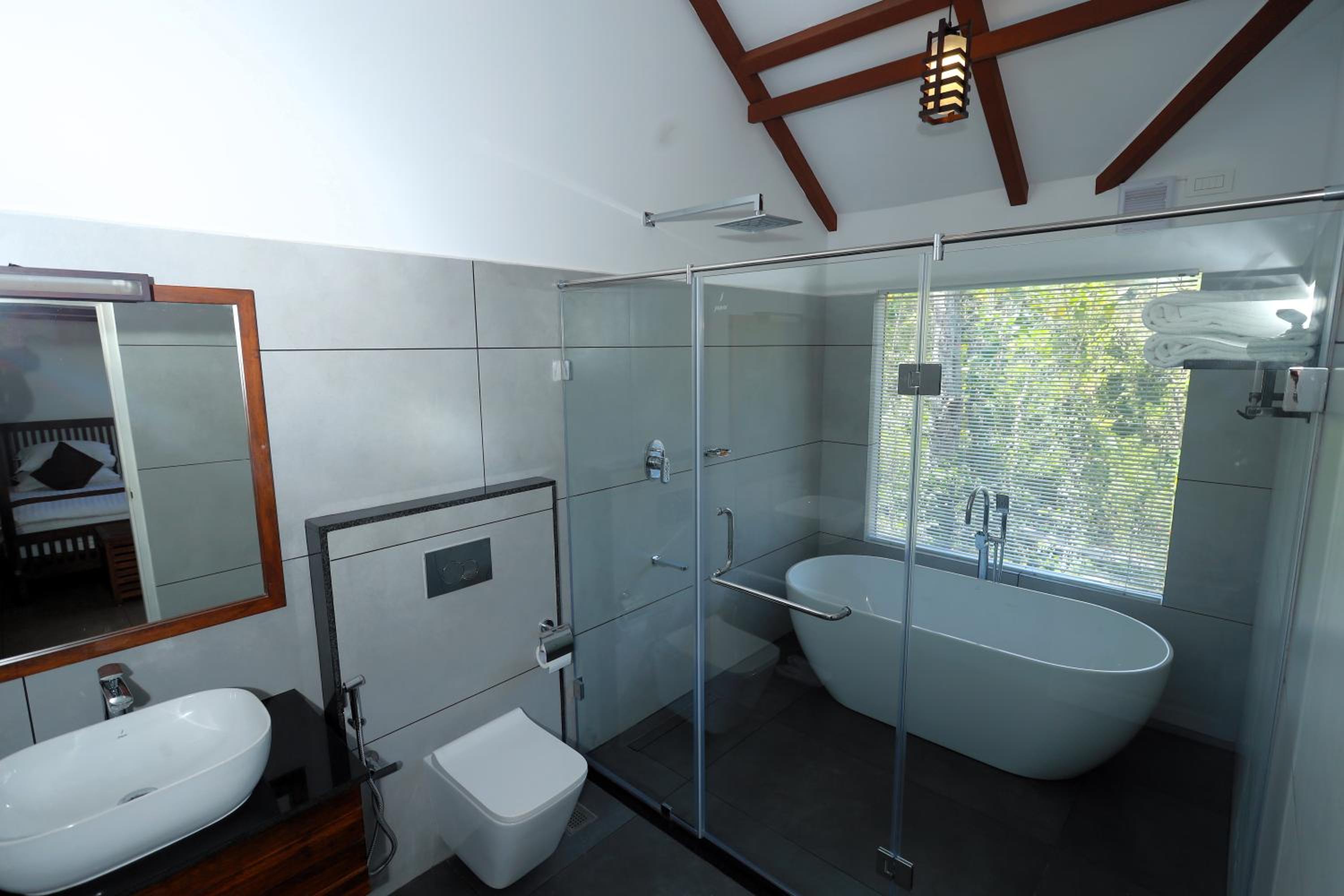 Deluxe Premium King Room with Balcony photo 2
