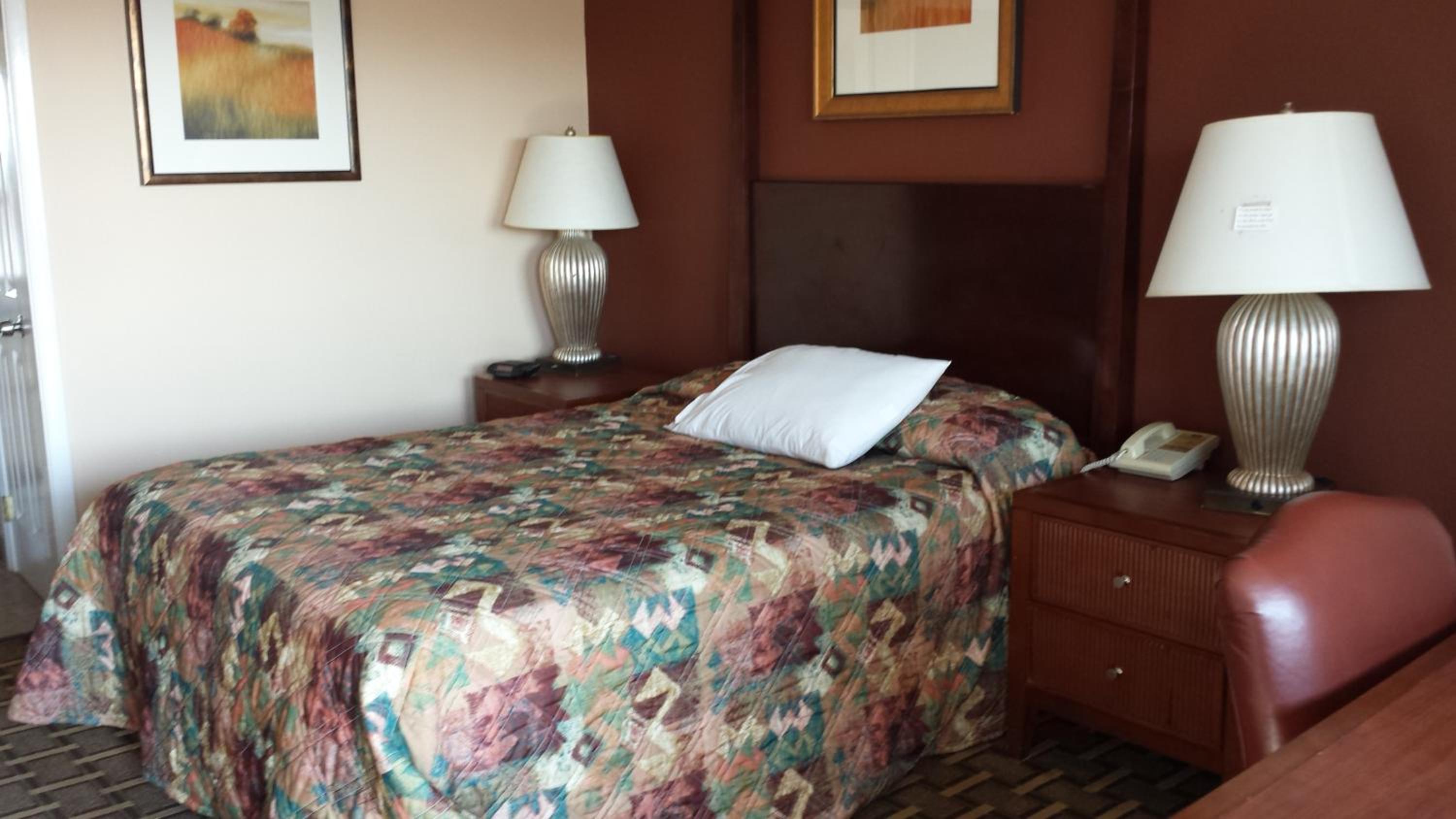 Queen Room photo 2