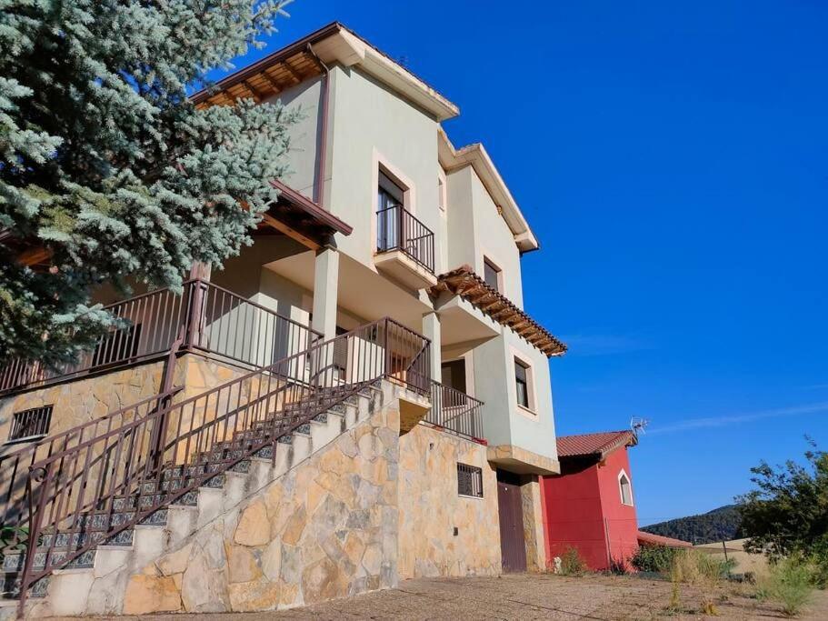 Five-Bedroom House photo 3
