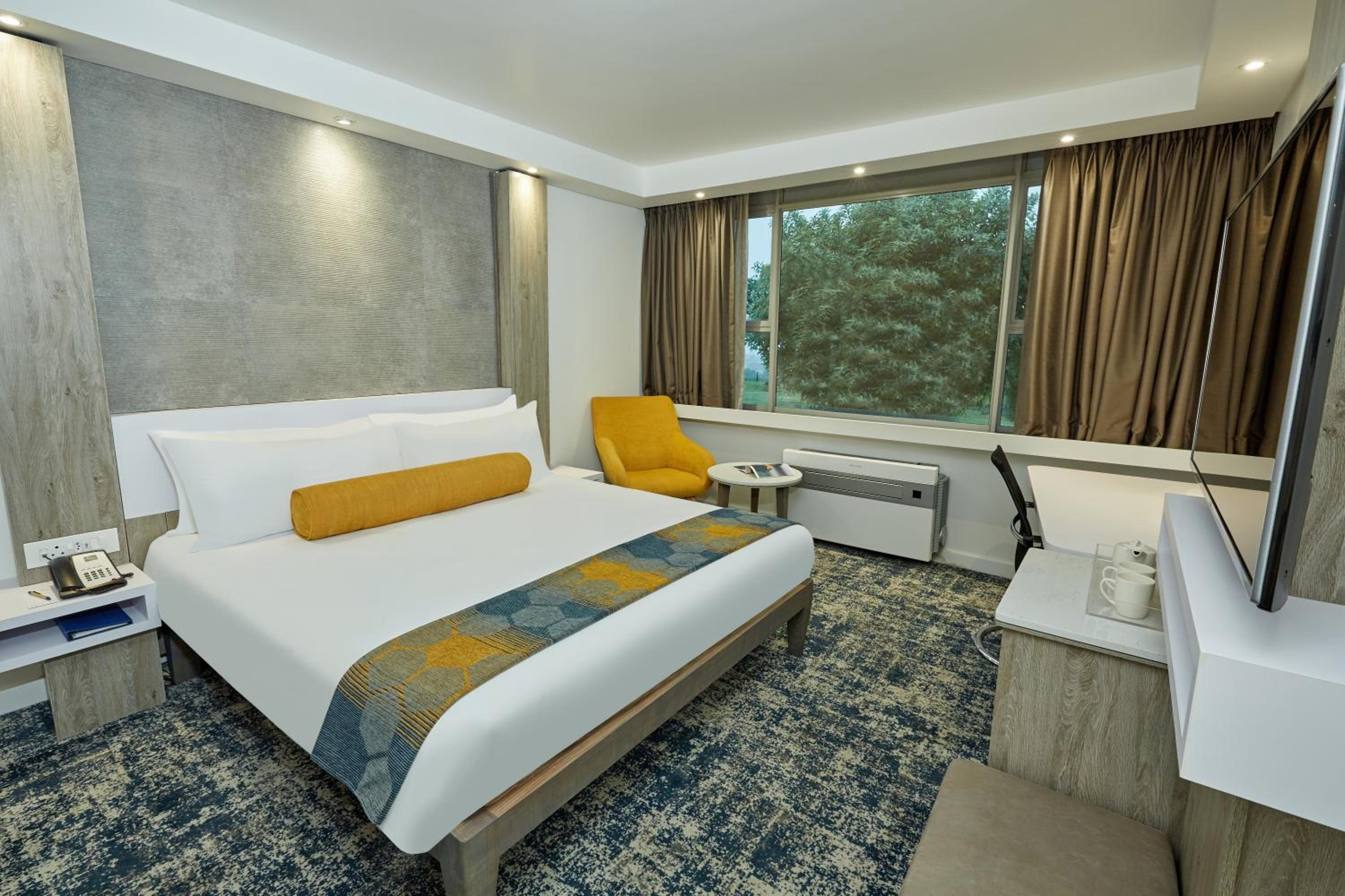 Standard King Room - Non-Smoking  - Photo 3