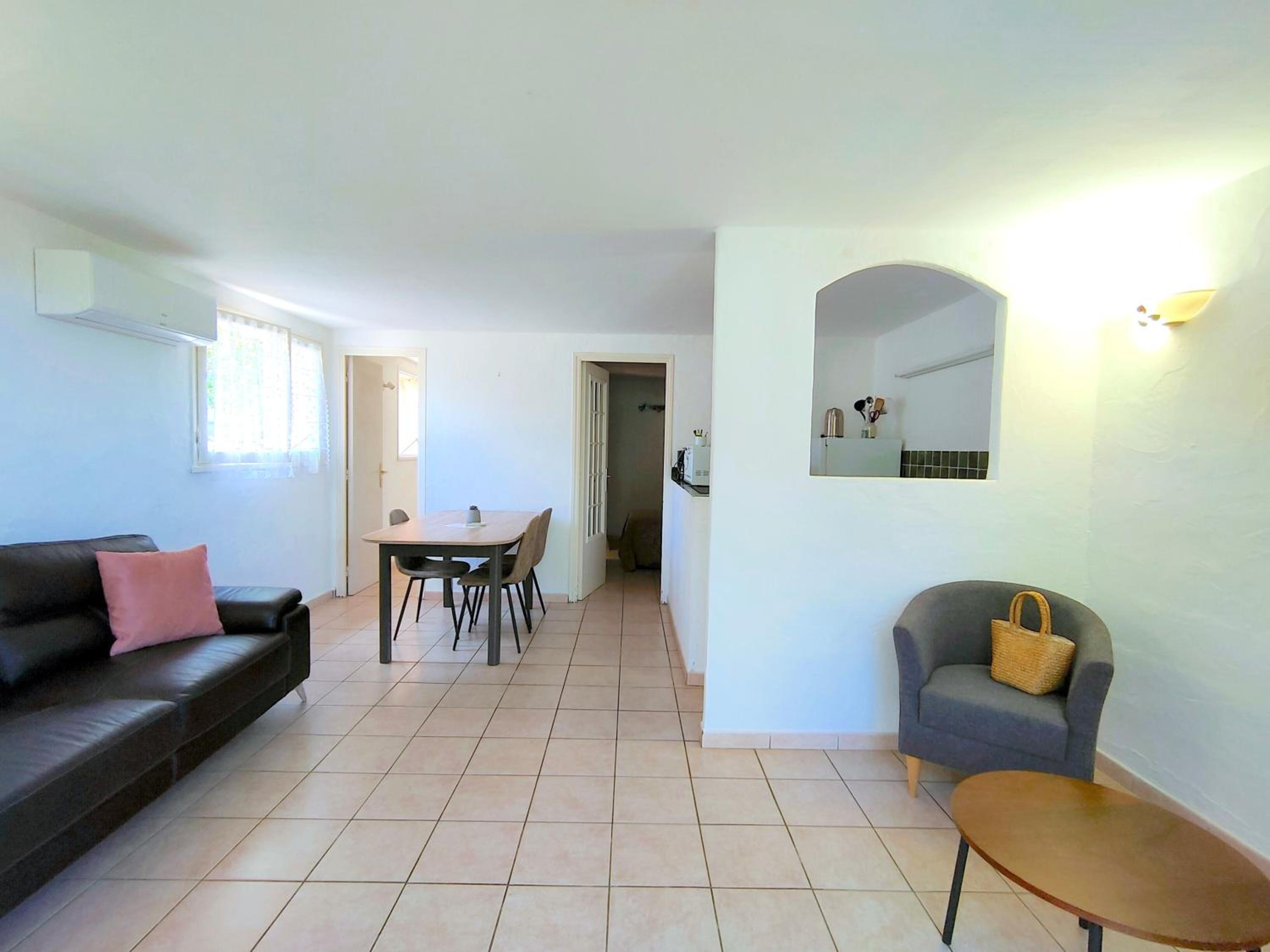 One-Bedroom Apartment photo 3