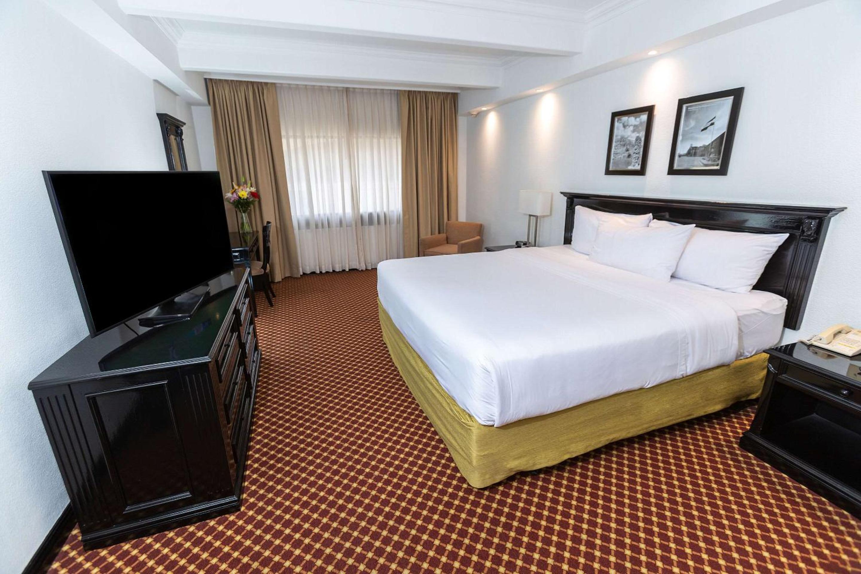 Standard King Room - Photo 4