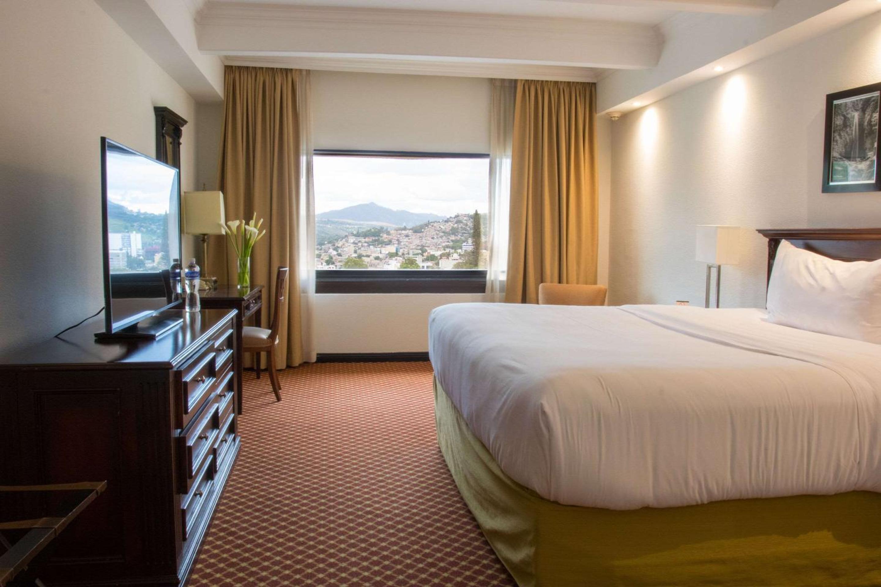 Standard King Room - Photo 6