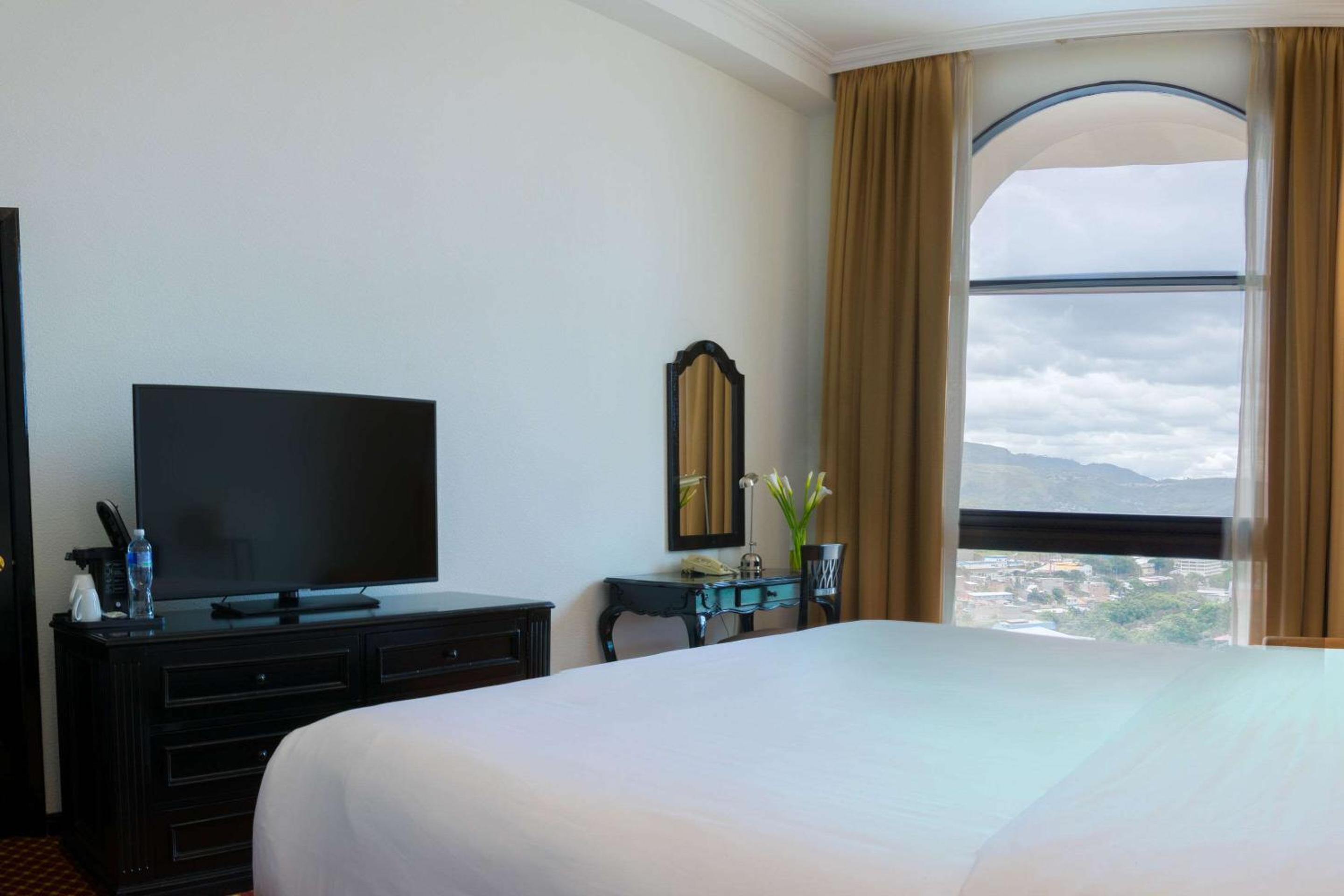 Standard King Room - Photo 8