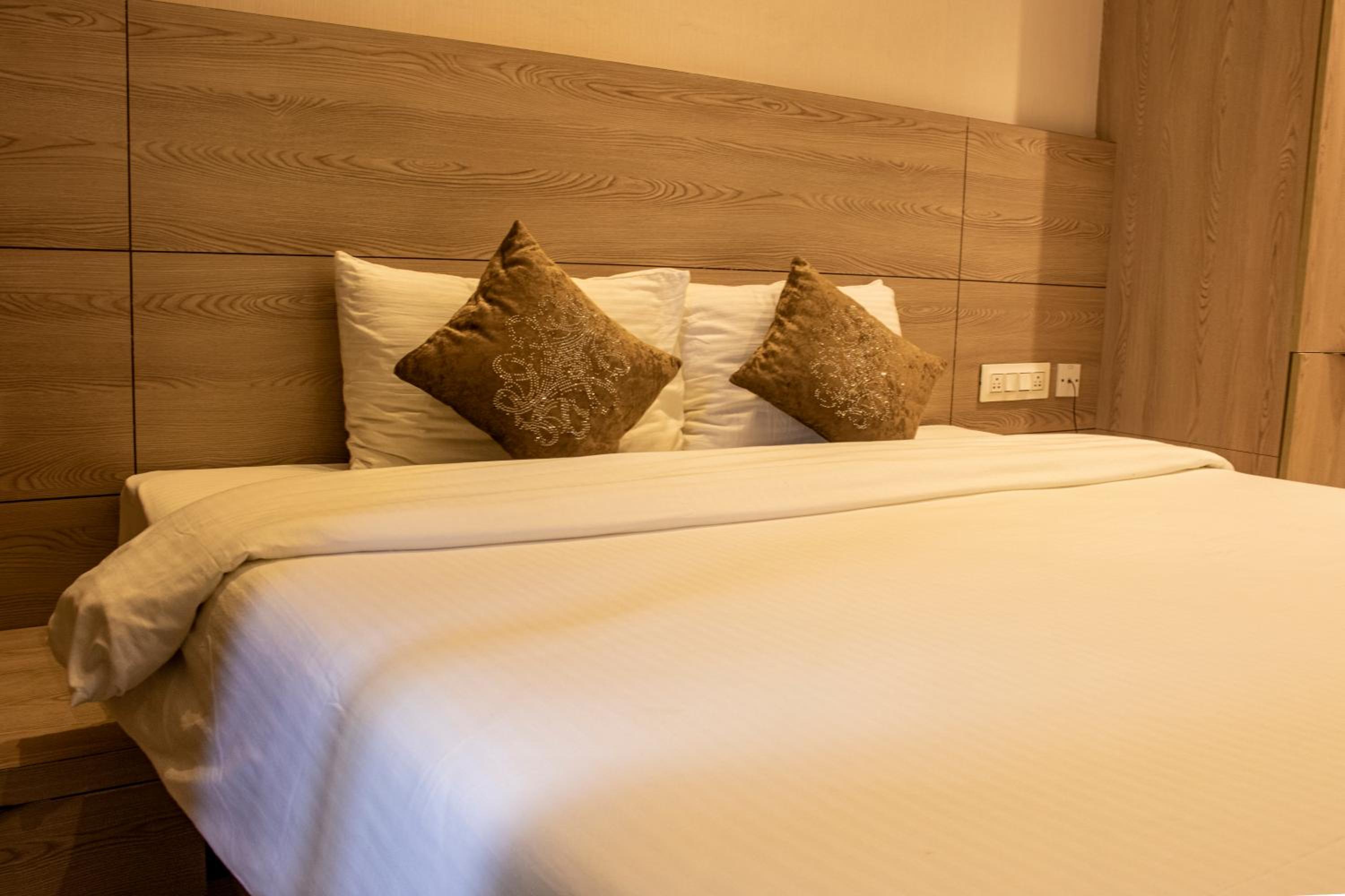Deluxe Room - Photo 10