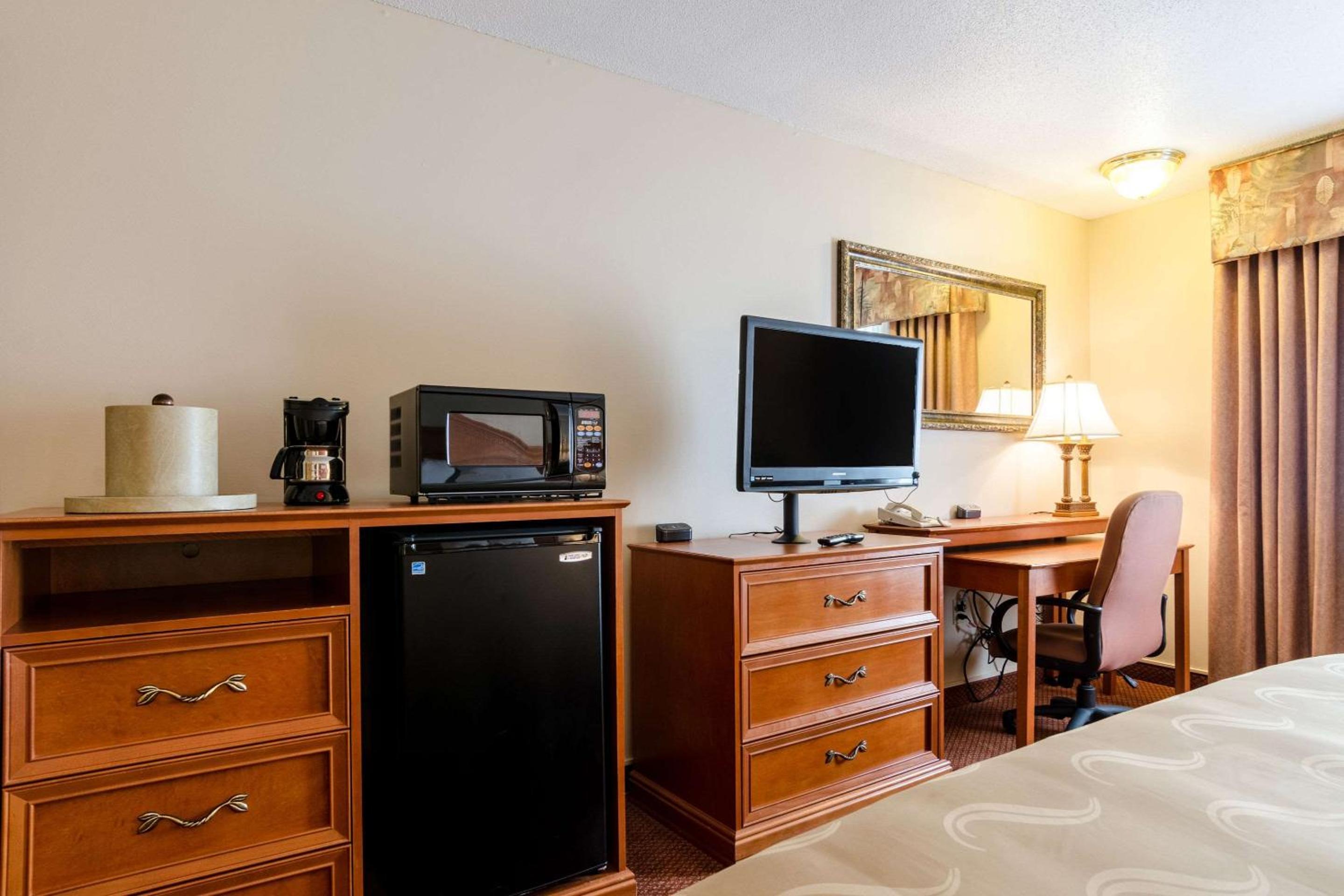 King Room - Non Smoking/Interior Hall photo 3