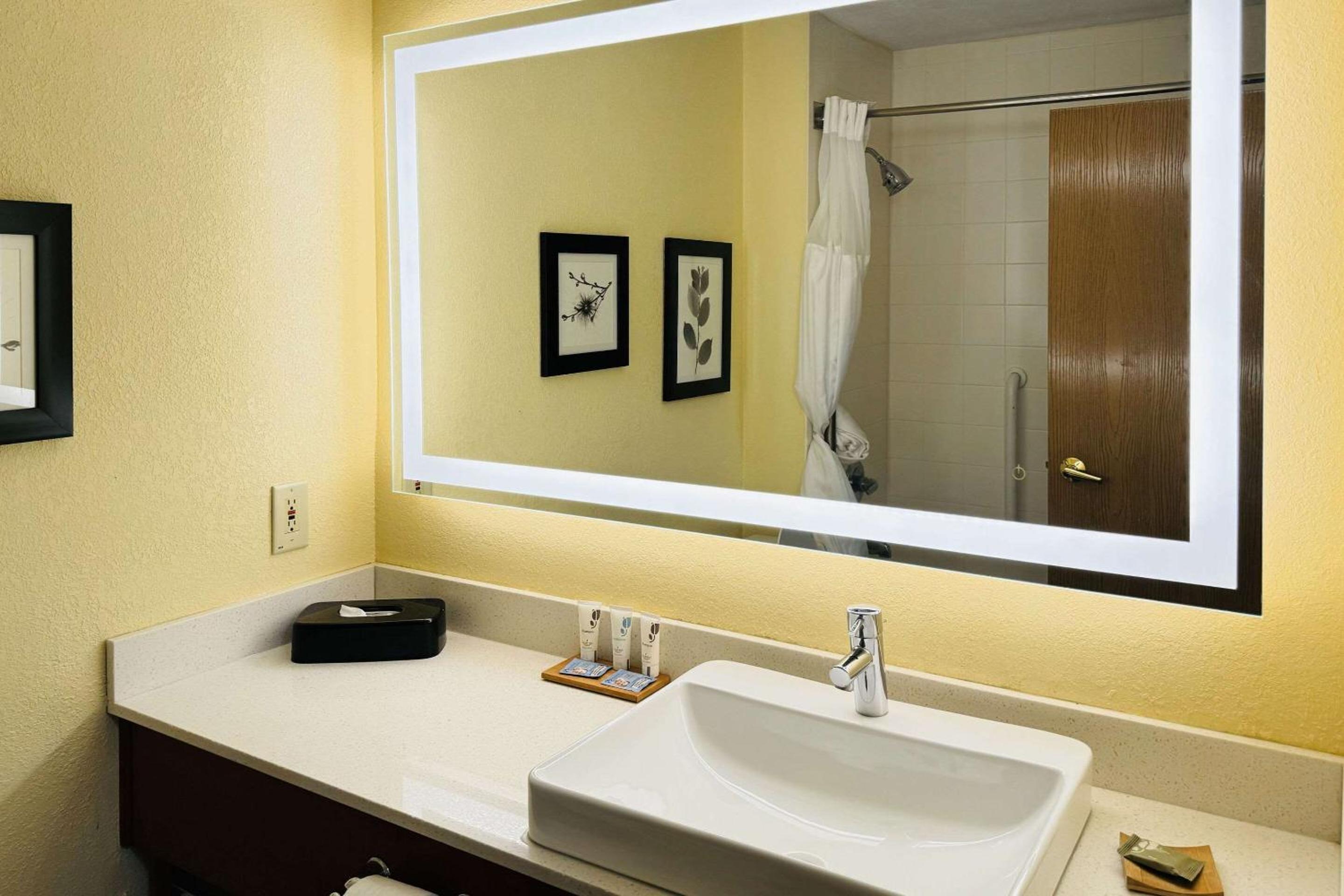 King Room - Non-Smoking - Photo 2