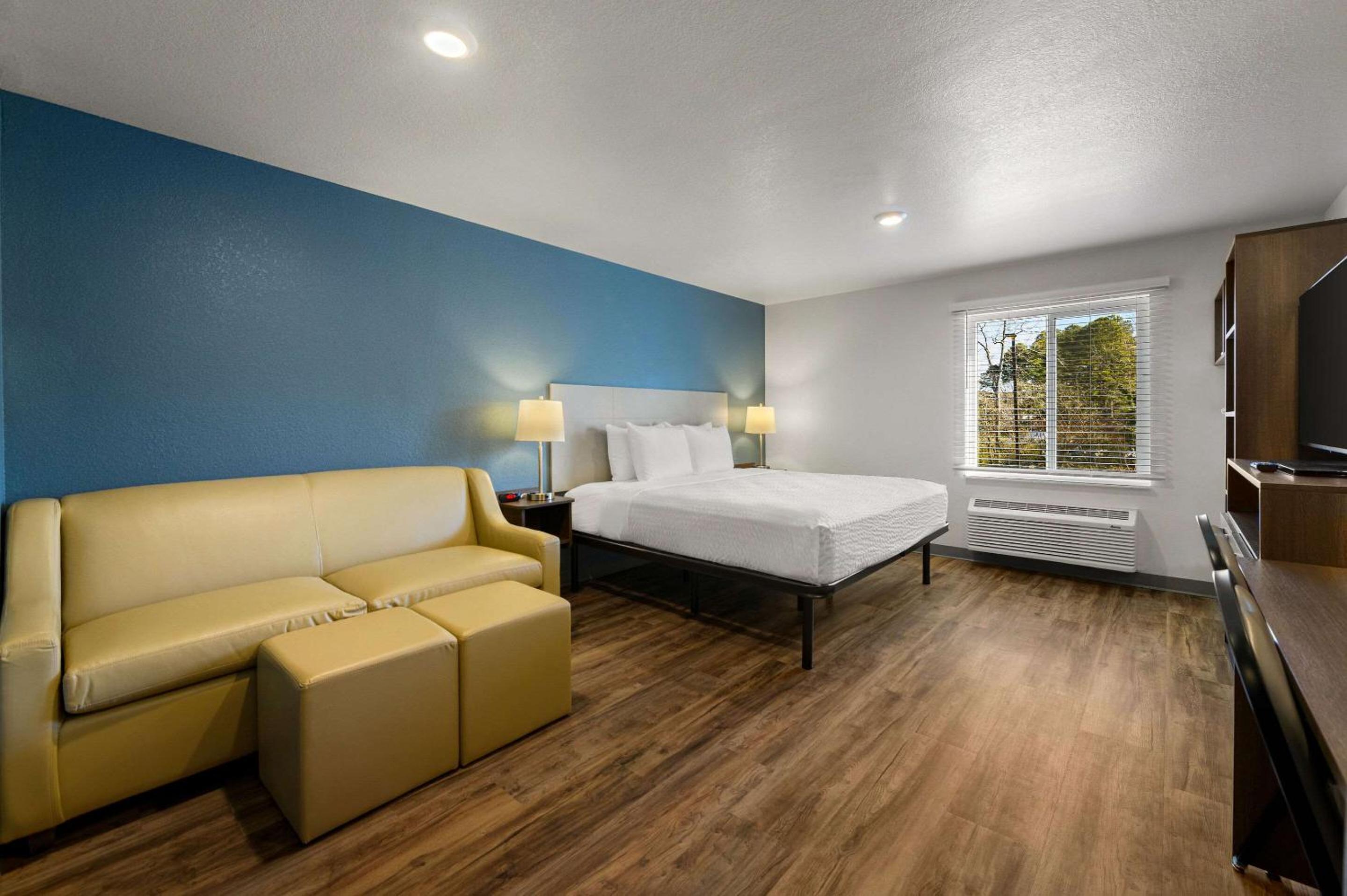 King Suite with Sofa bed - Non Smoking/Interior Hall - Photo 3