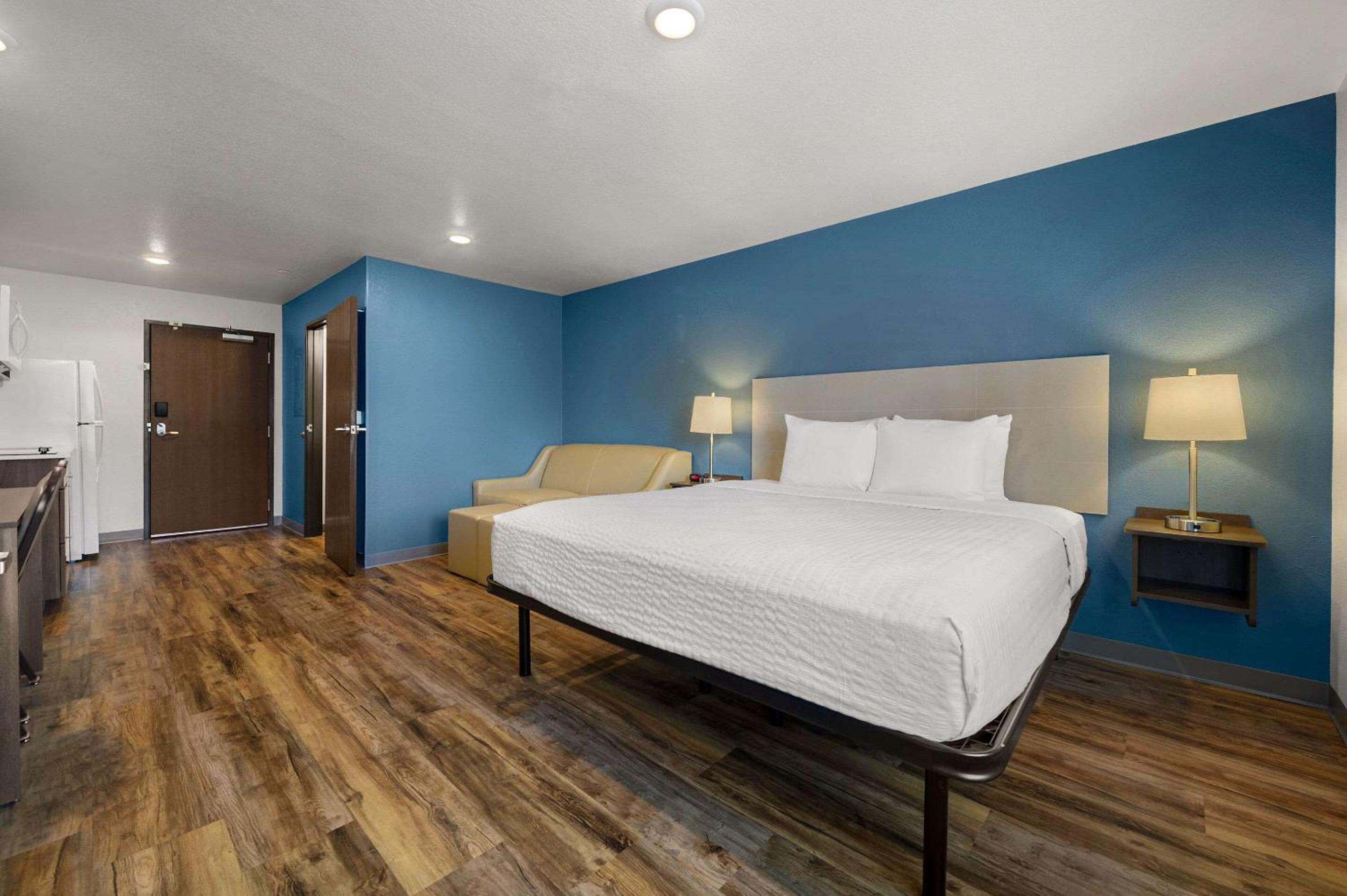 King Suite with Sofa bed - Non Smoking/Interior Hall - Photo 4