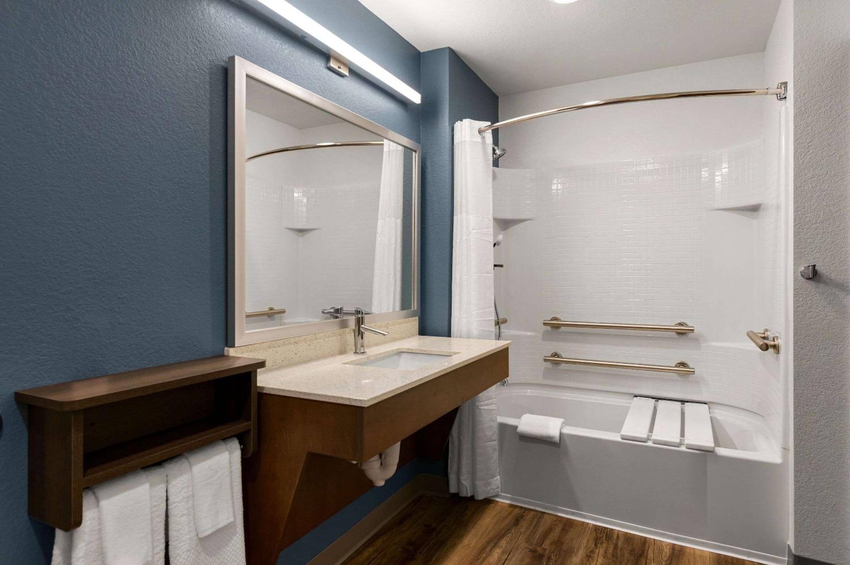 Queen Suite with Two Queen Beds - Disability Access/Non-smoking - Photo 4