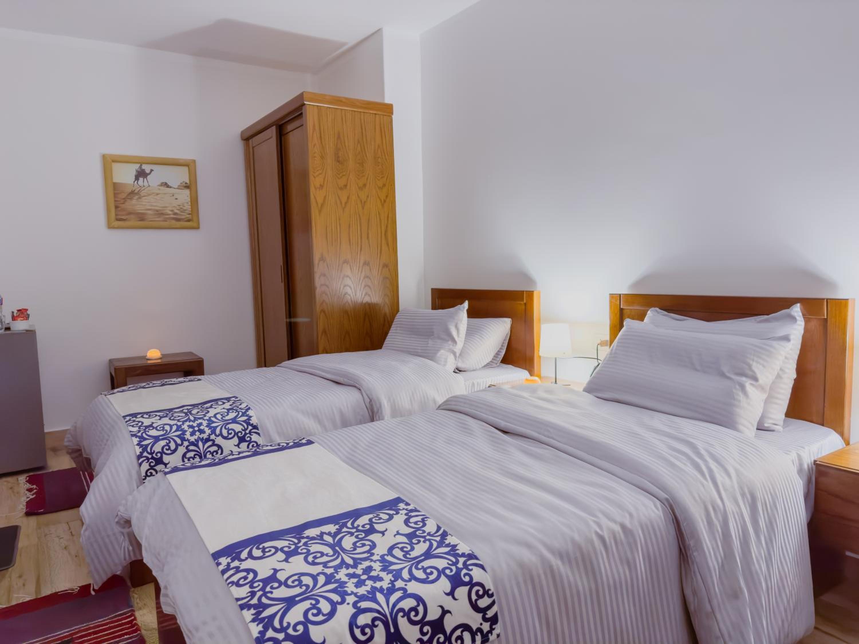 Standard Twin Room thumbnail 5