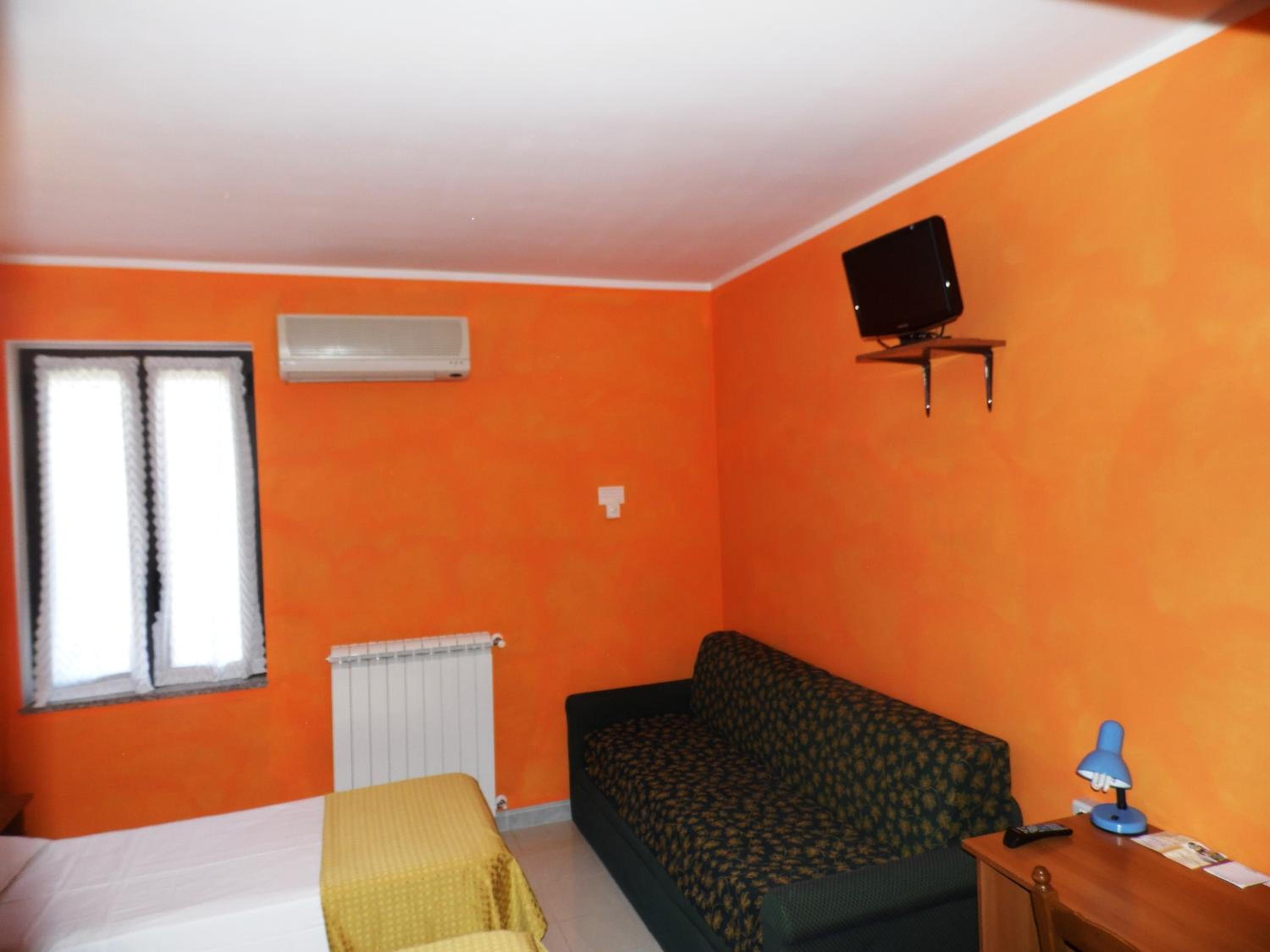 Twin Room - Photo 3