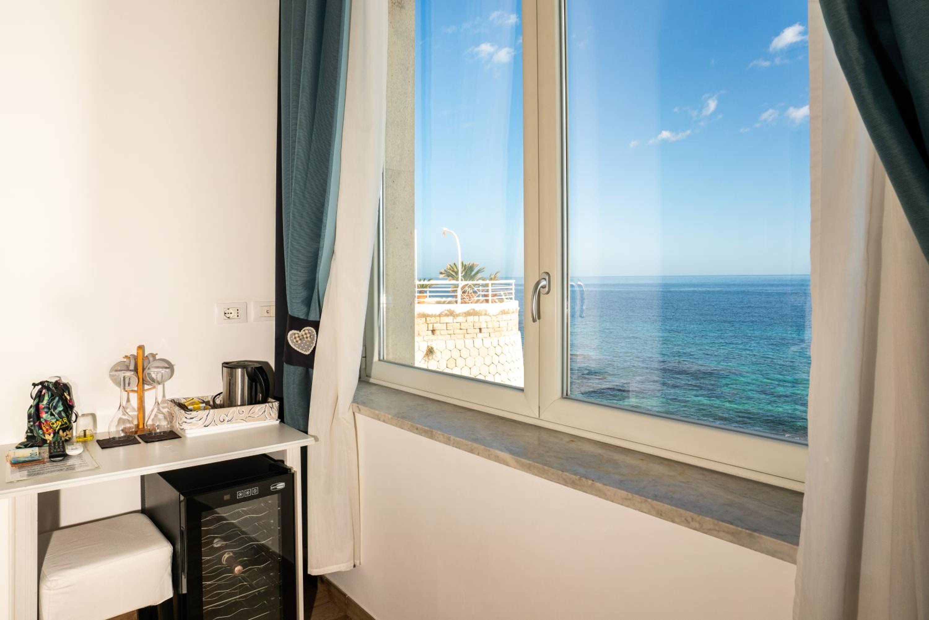 Queen Room with Sea View - Photo 9