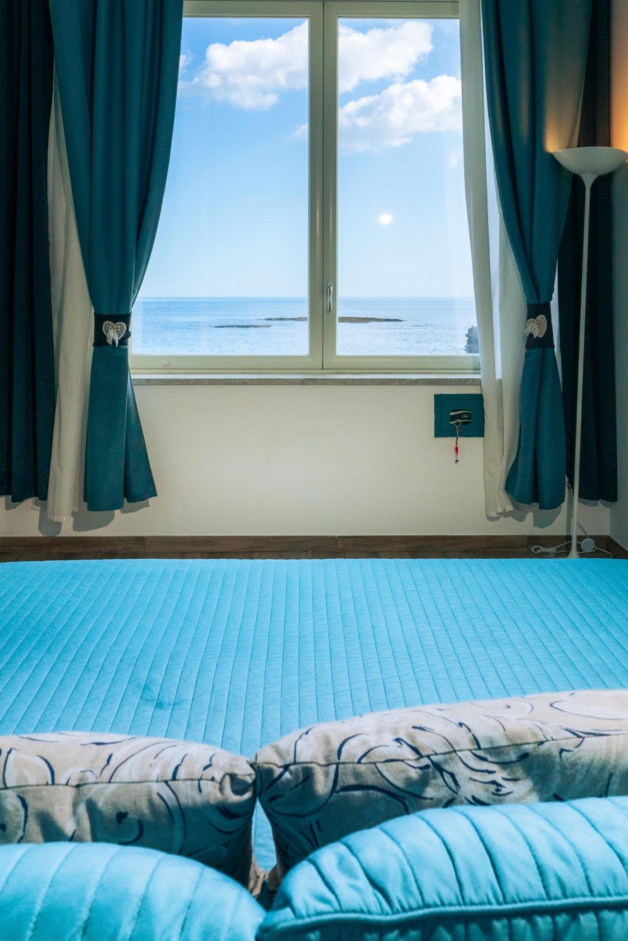 Queen Room with Sea View - Photo 10