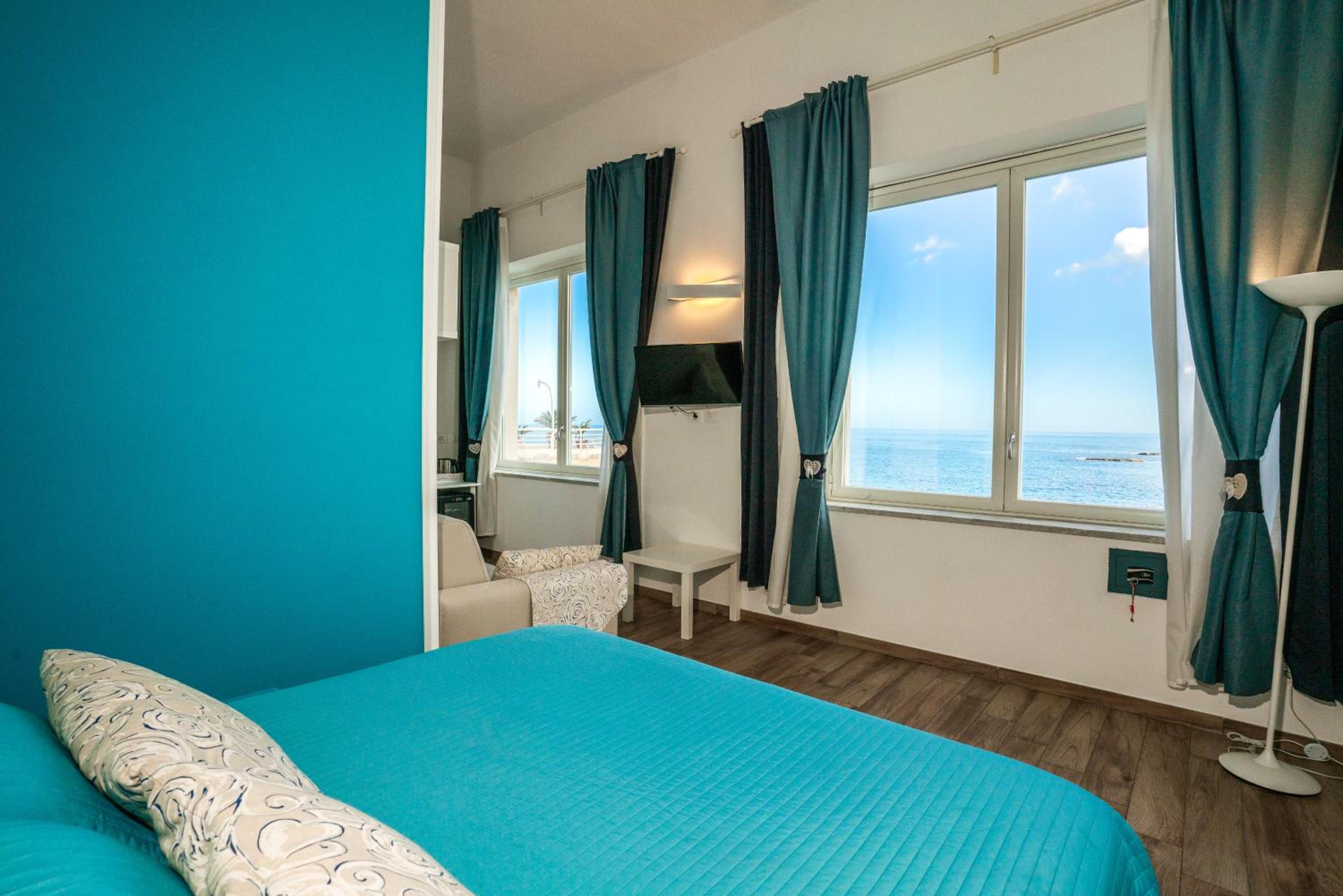 Queen Room with Sea View - Photo 1