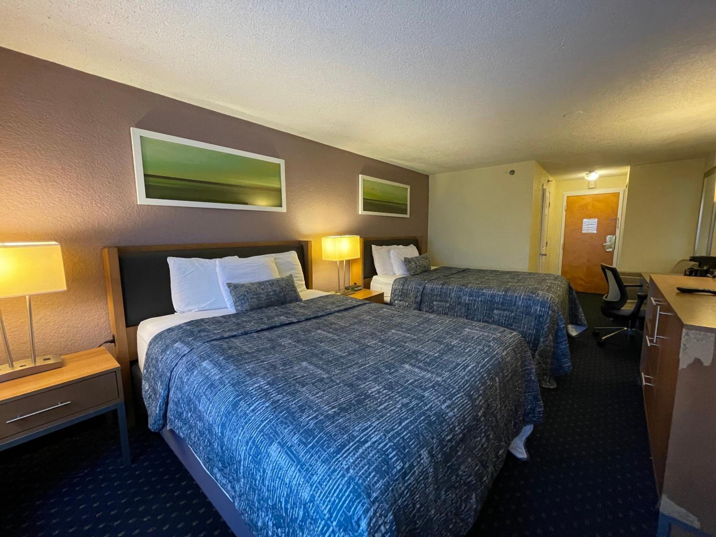Standard Queen Room with Two Queen Beds - Photo 2
