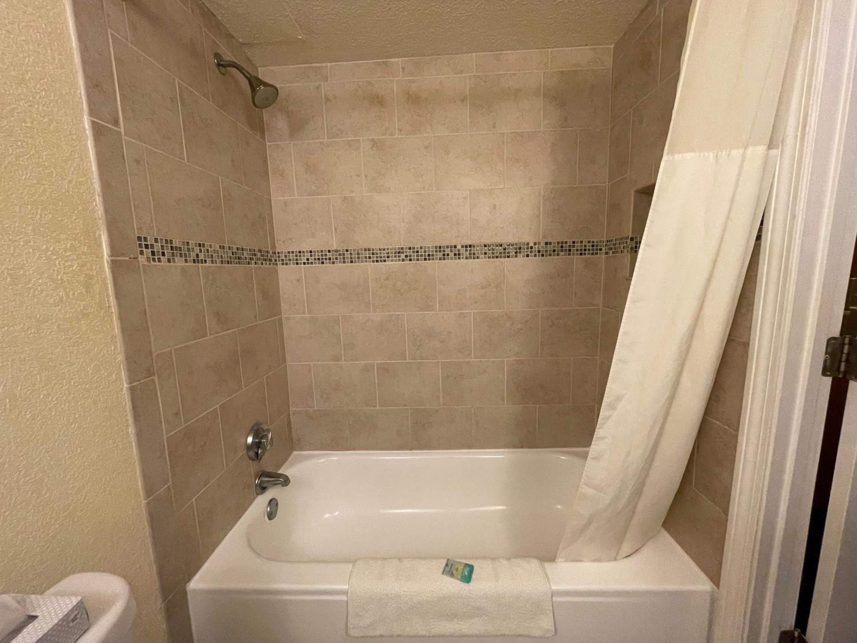 Double Room with Two Double Beds with Lake View - Photo 4
