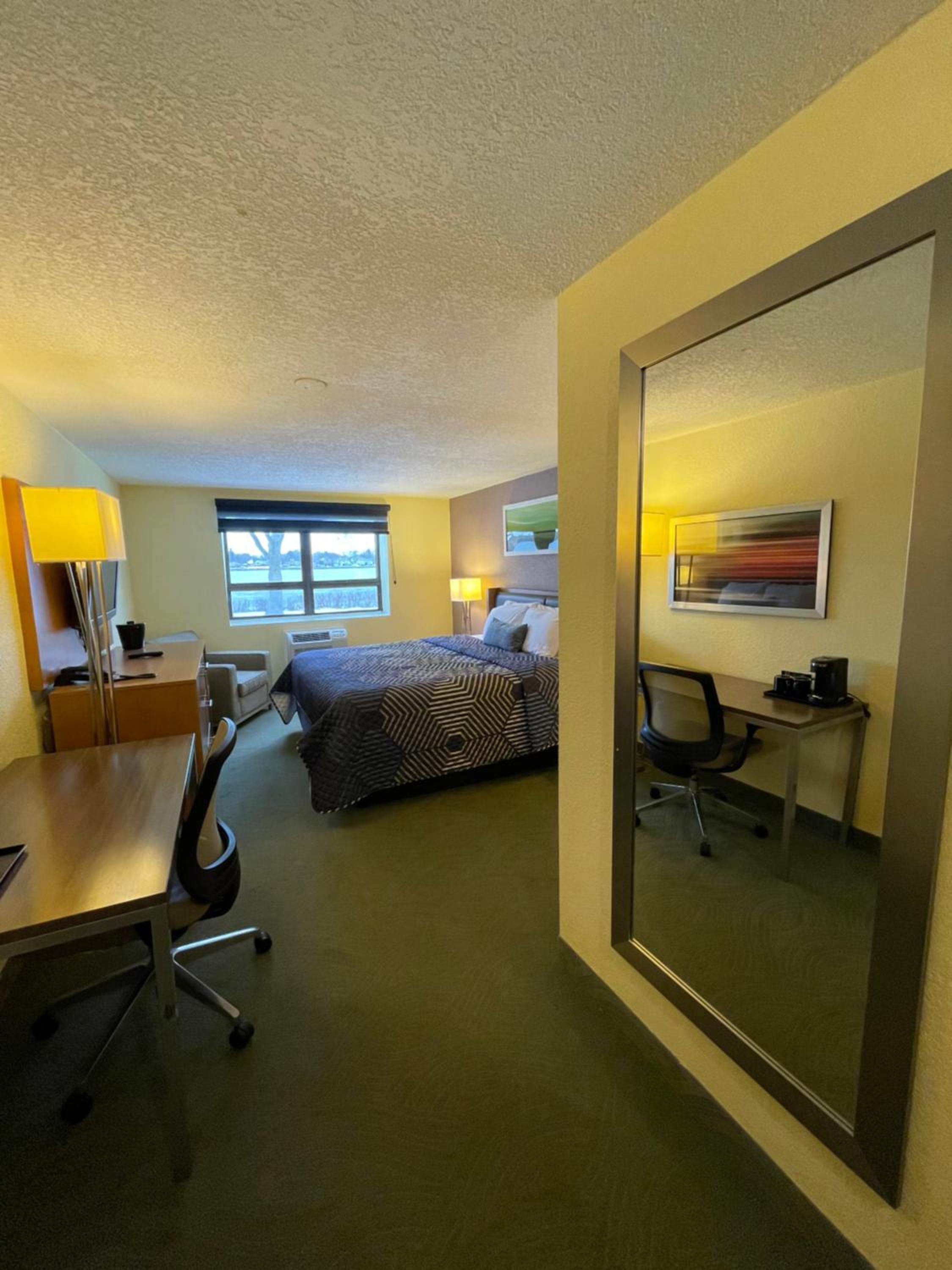 King Room with Lake View - Photo 2