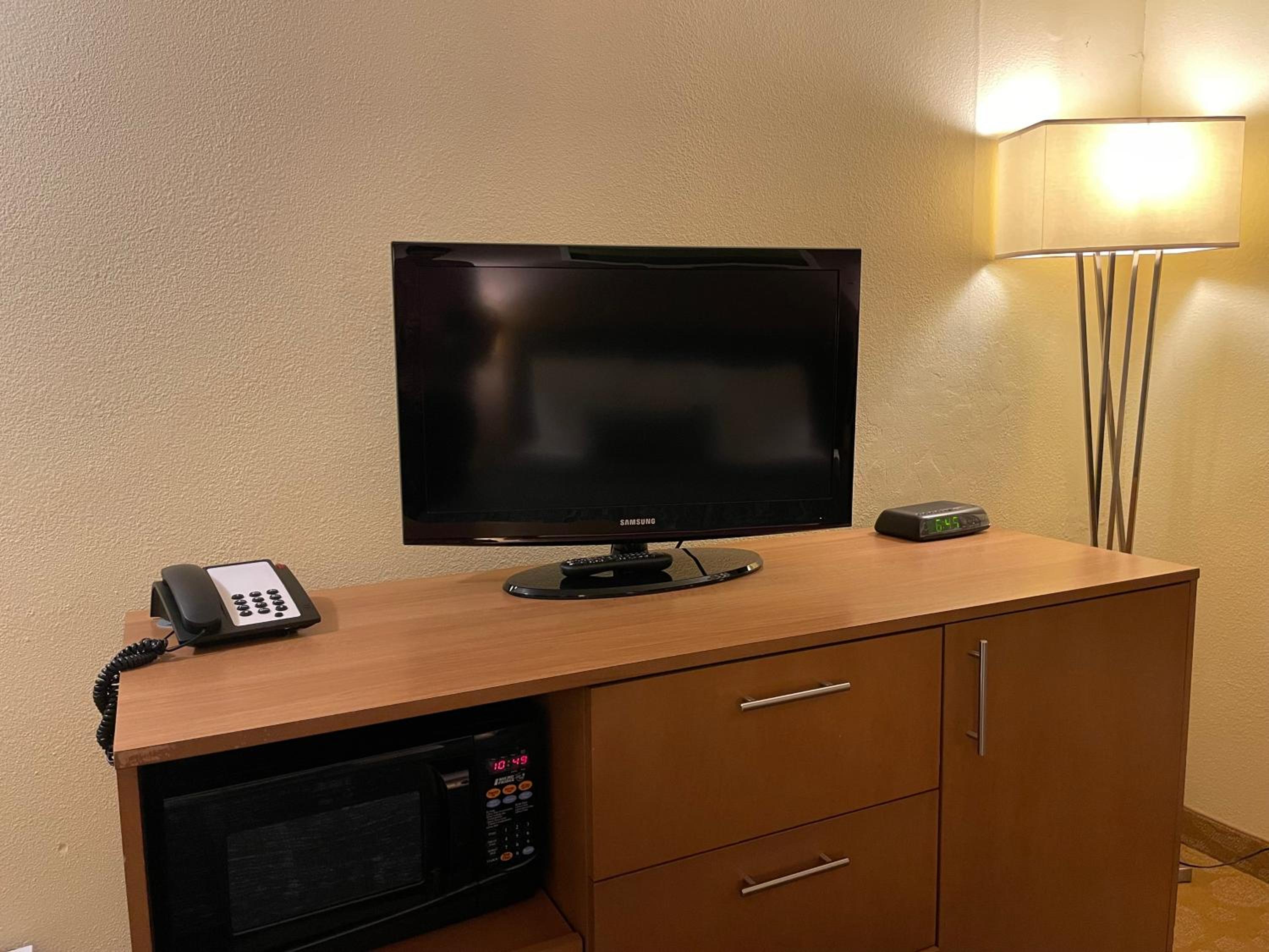 Double Room with Two Double Beds with Lake View - Photo 5
