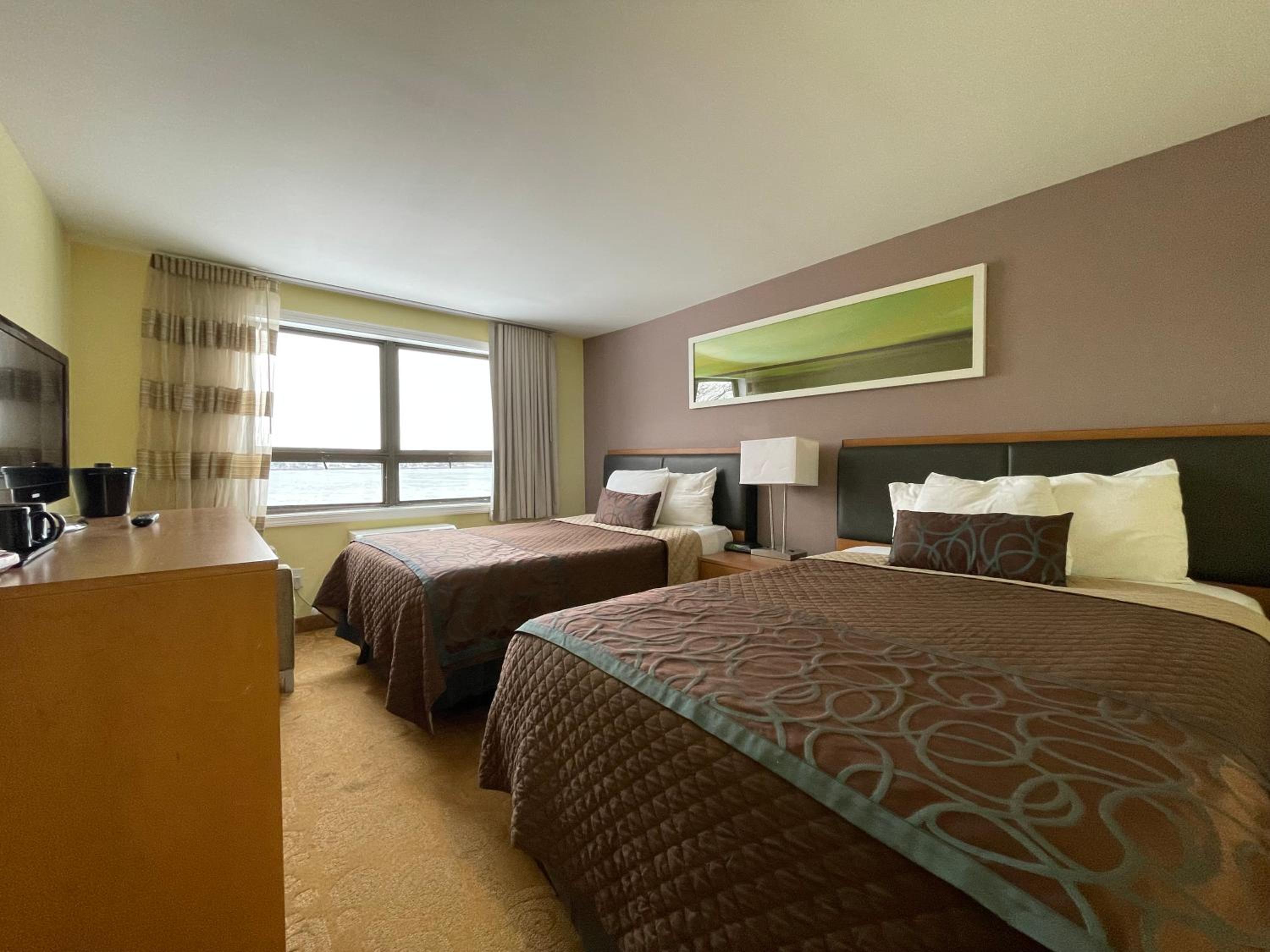 Double Room with Two Double Beds with Lake View - Photo 1