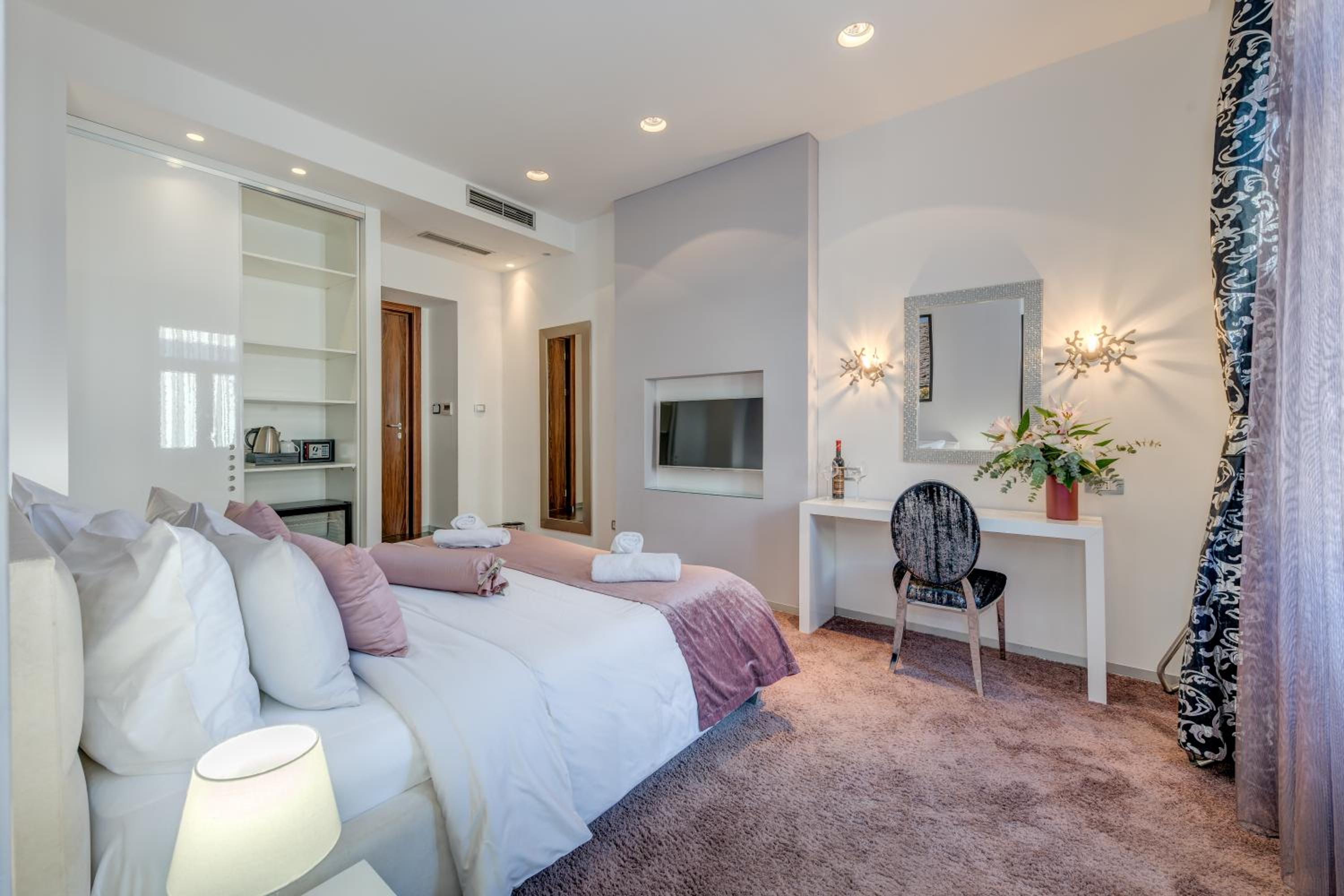 Deluxe Double Room with City View photo 3