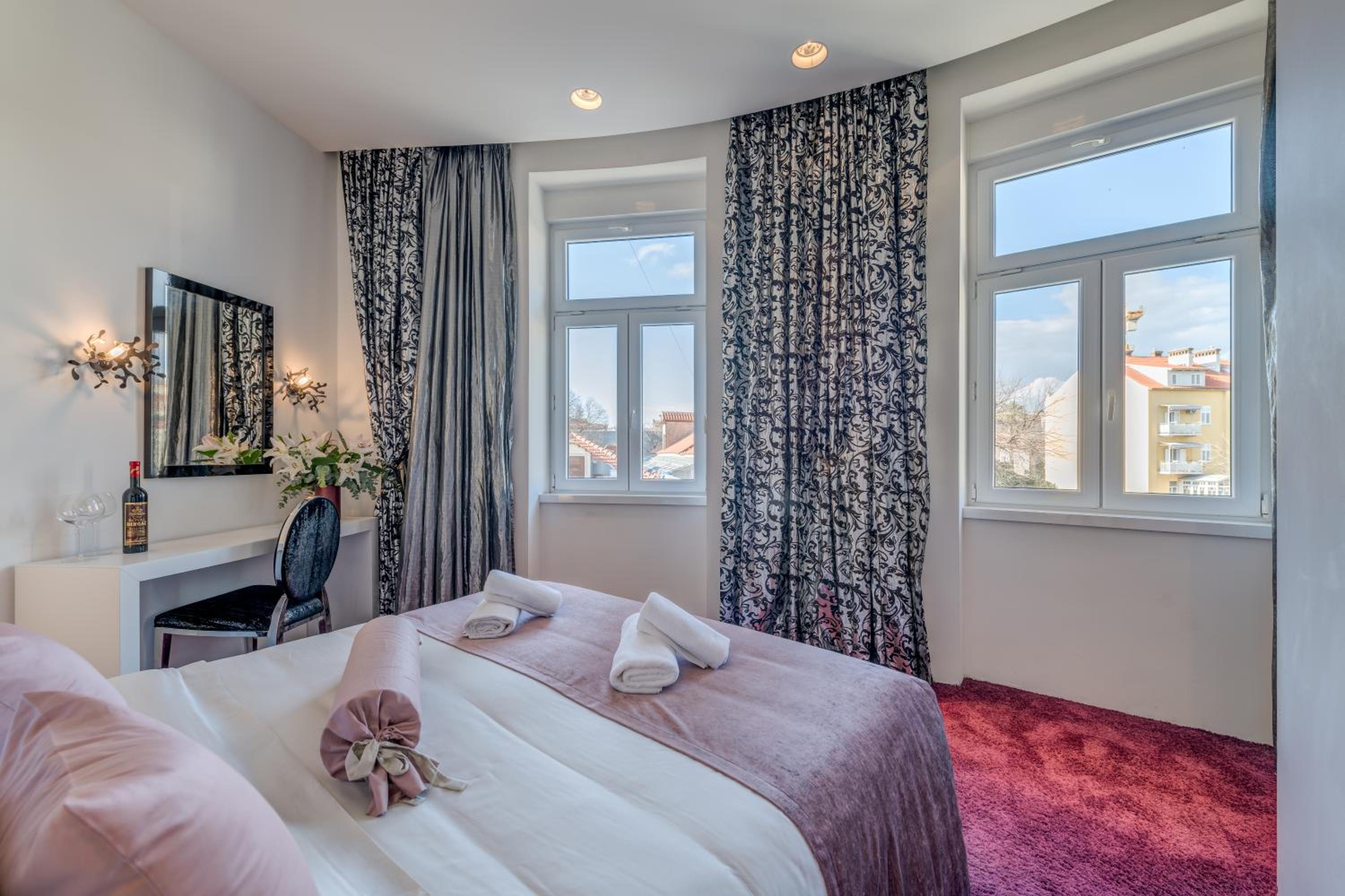 Deluxe Double Room with Extra Bed and City View photo 1