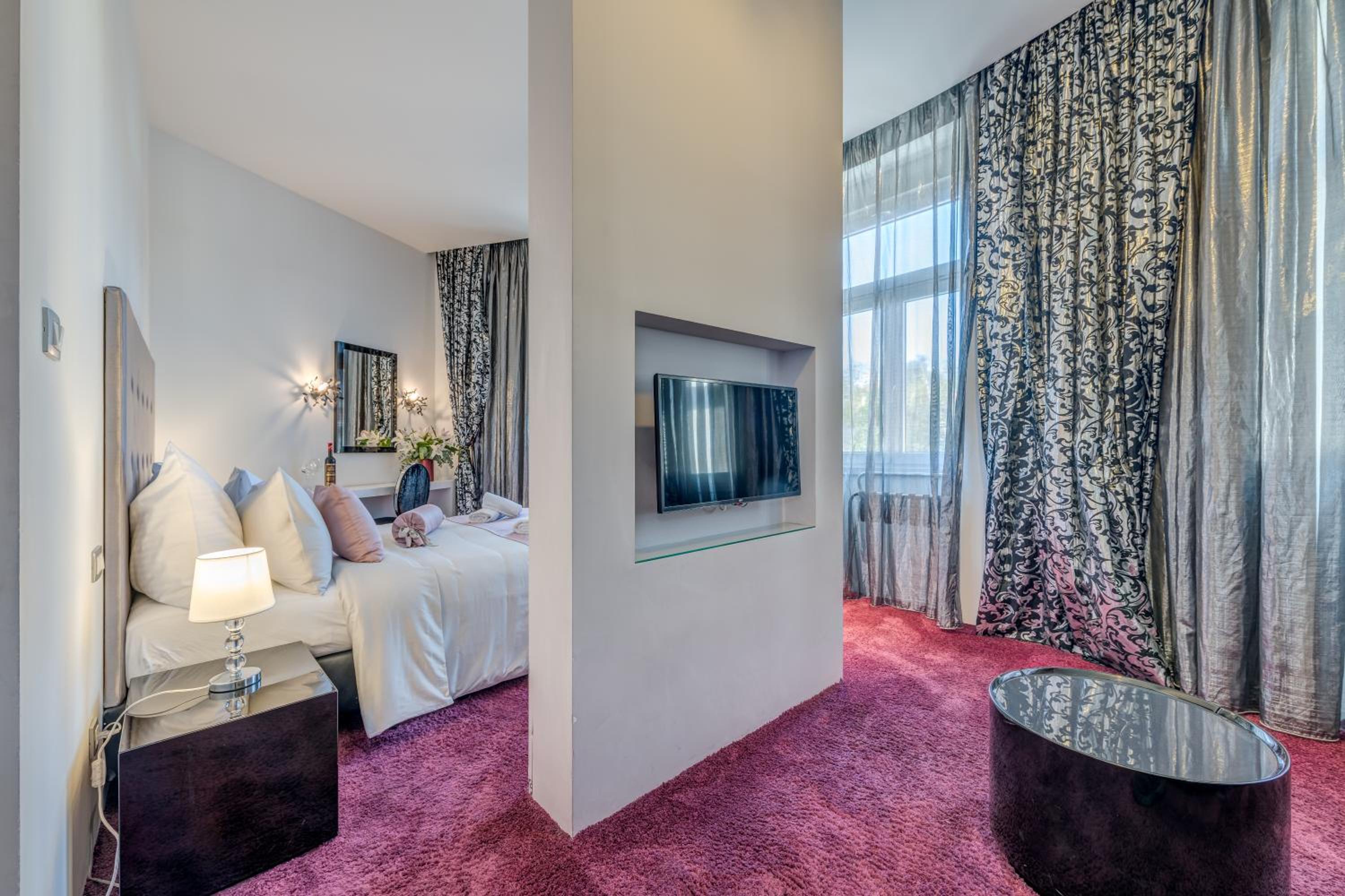 Deluxe Double Room with Extra Bed and City View photo 2