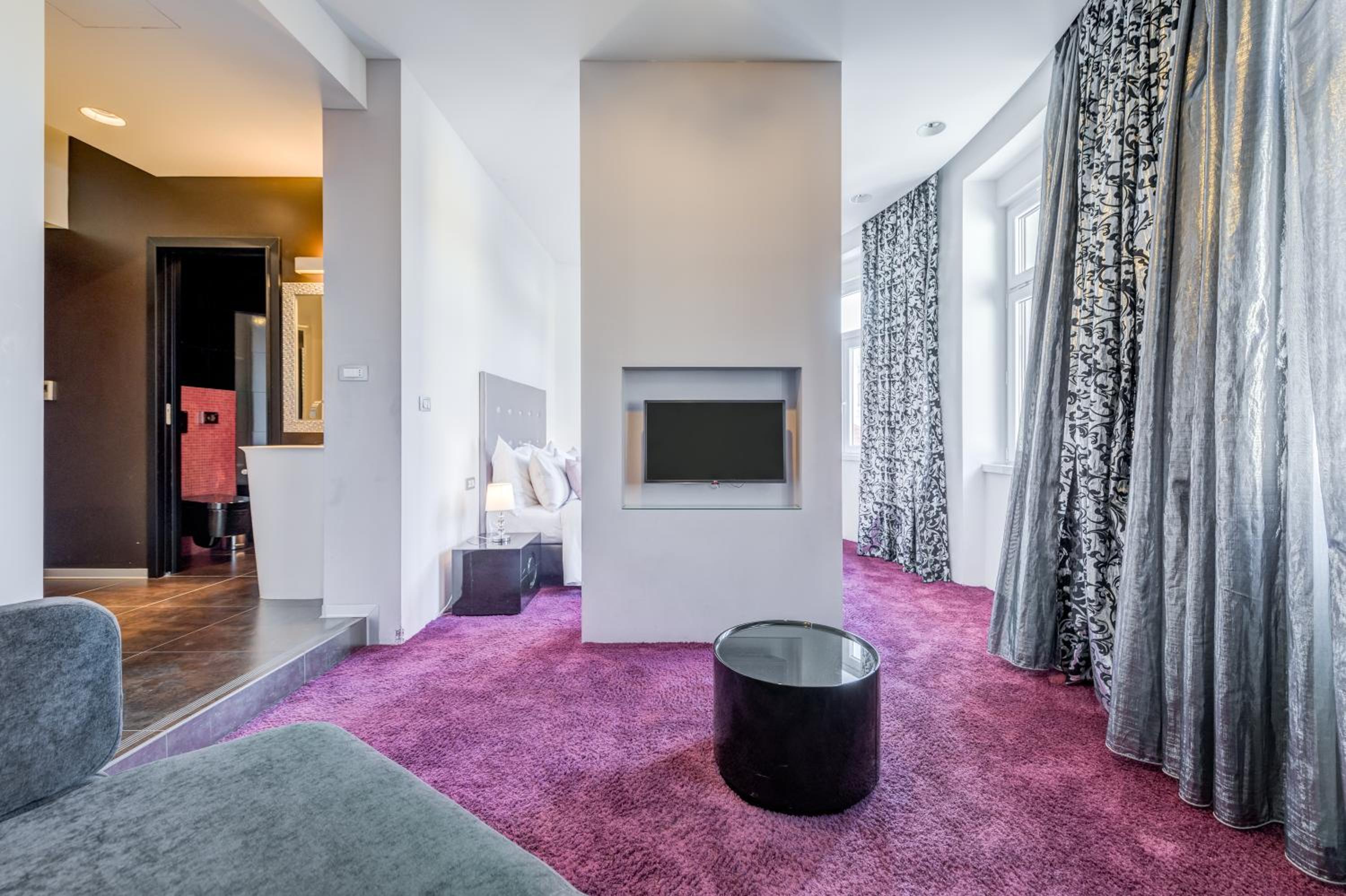 Deluxe Double Room with Extra Bed and City View photo 3