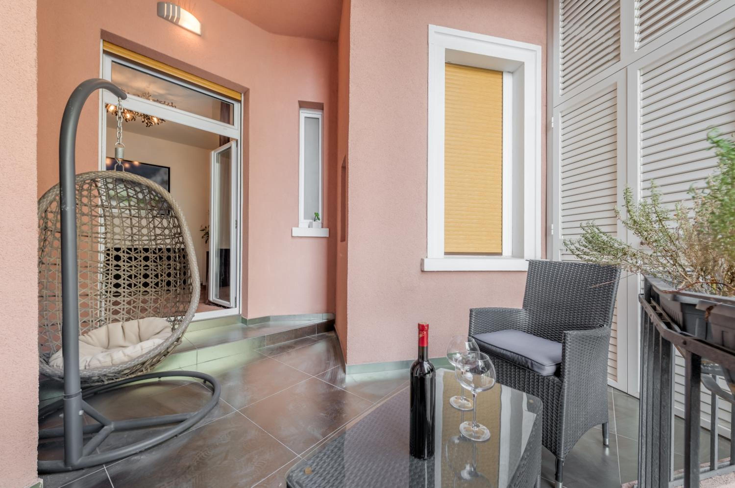 Deluxe Double Room with Jacuzzi and City View photo 2