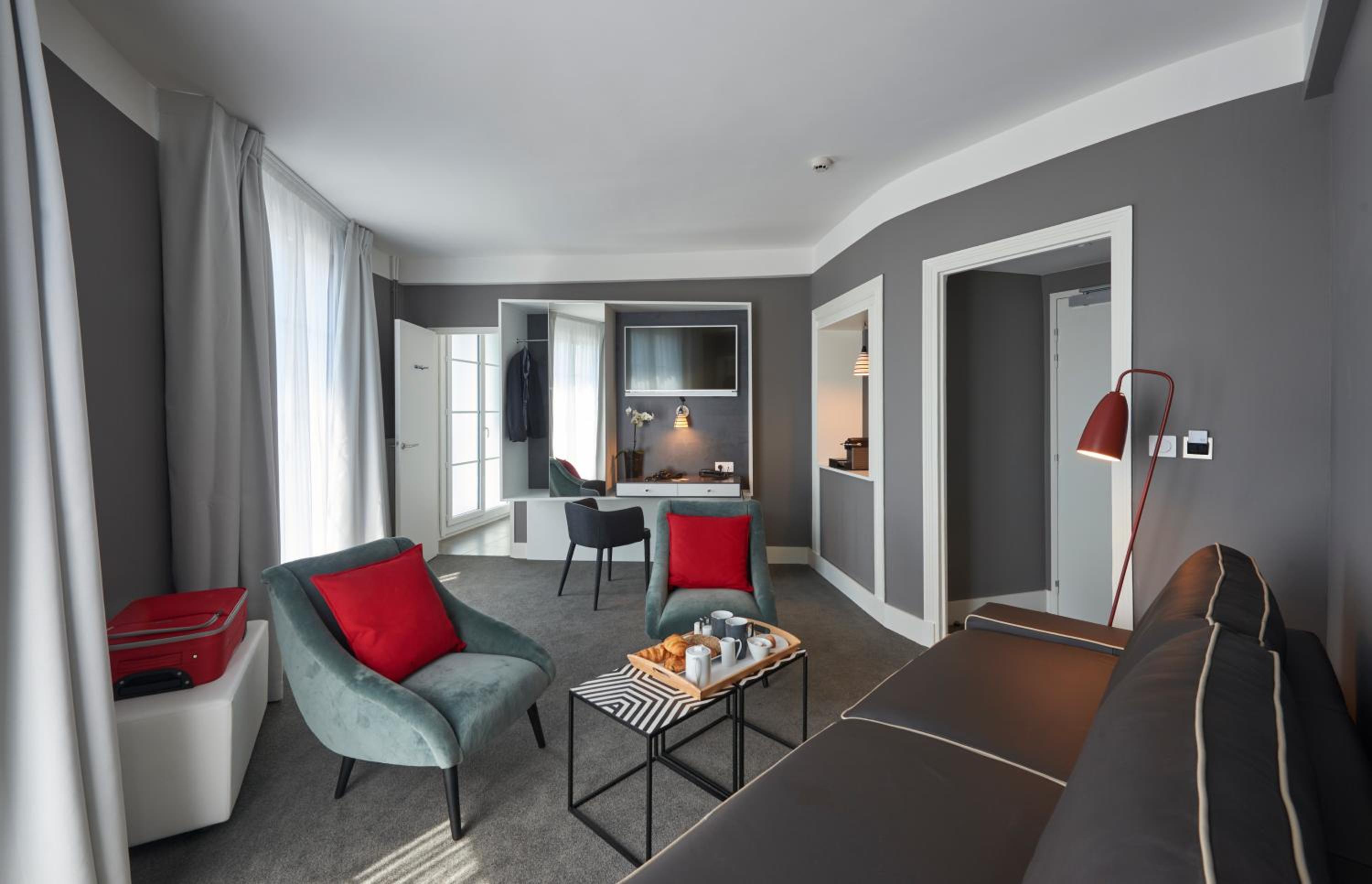 Suite with One Double Bed and Sofa Bed photo 2