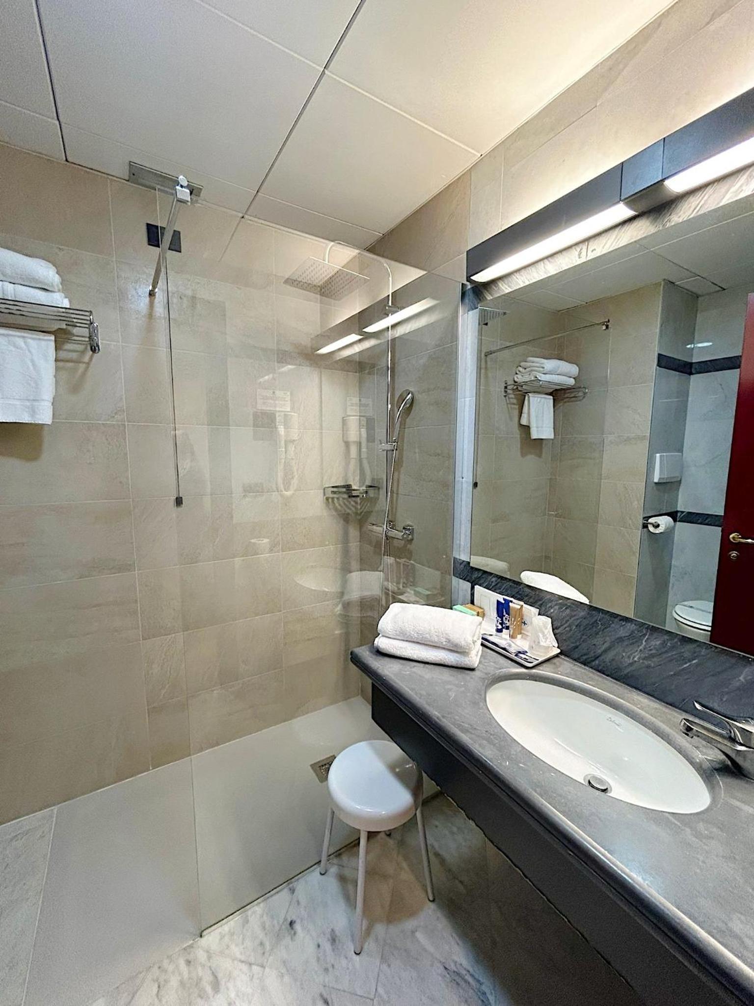 Twin Room - Photo 6