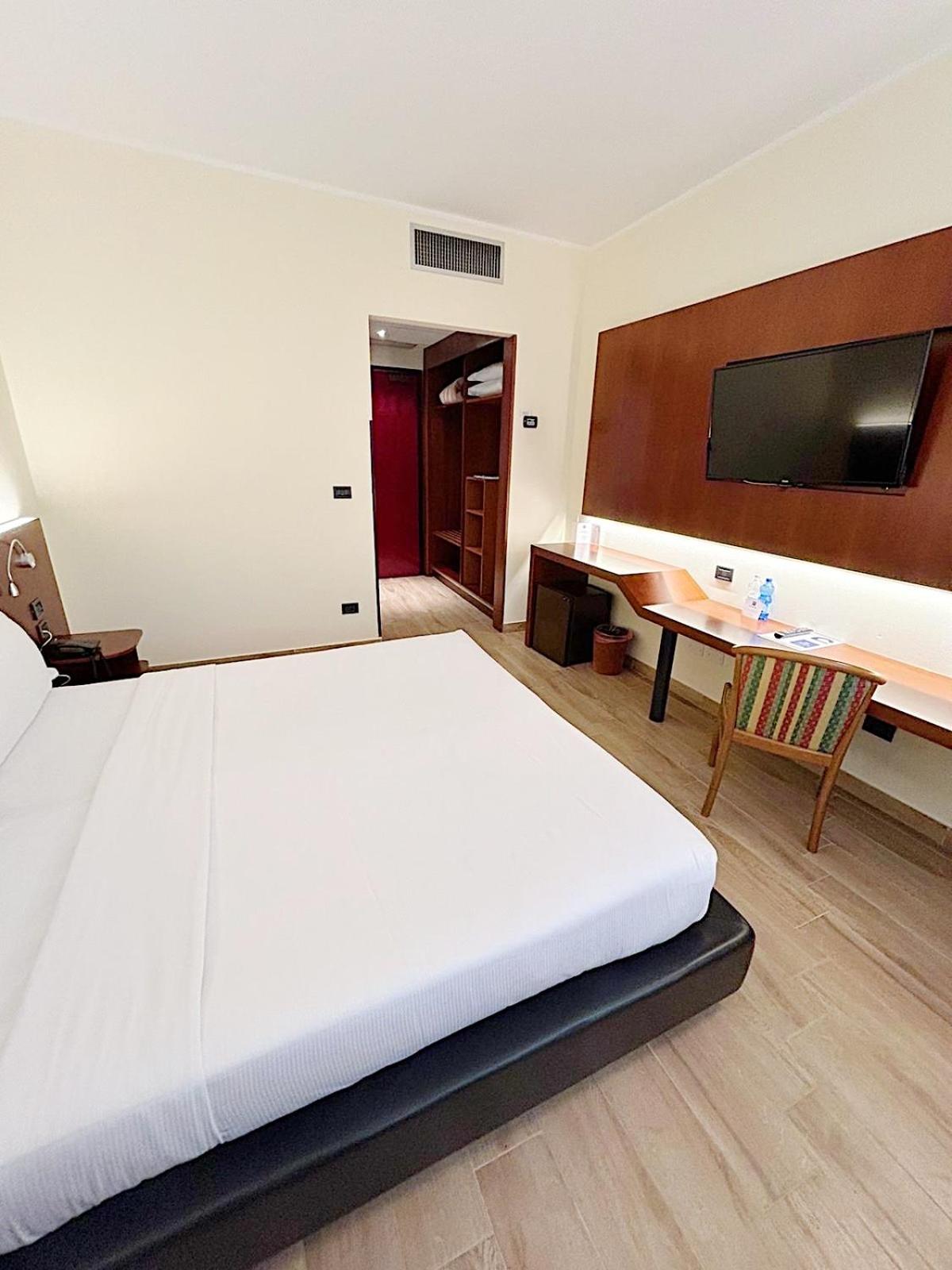 Double Room - Photo 11