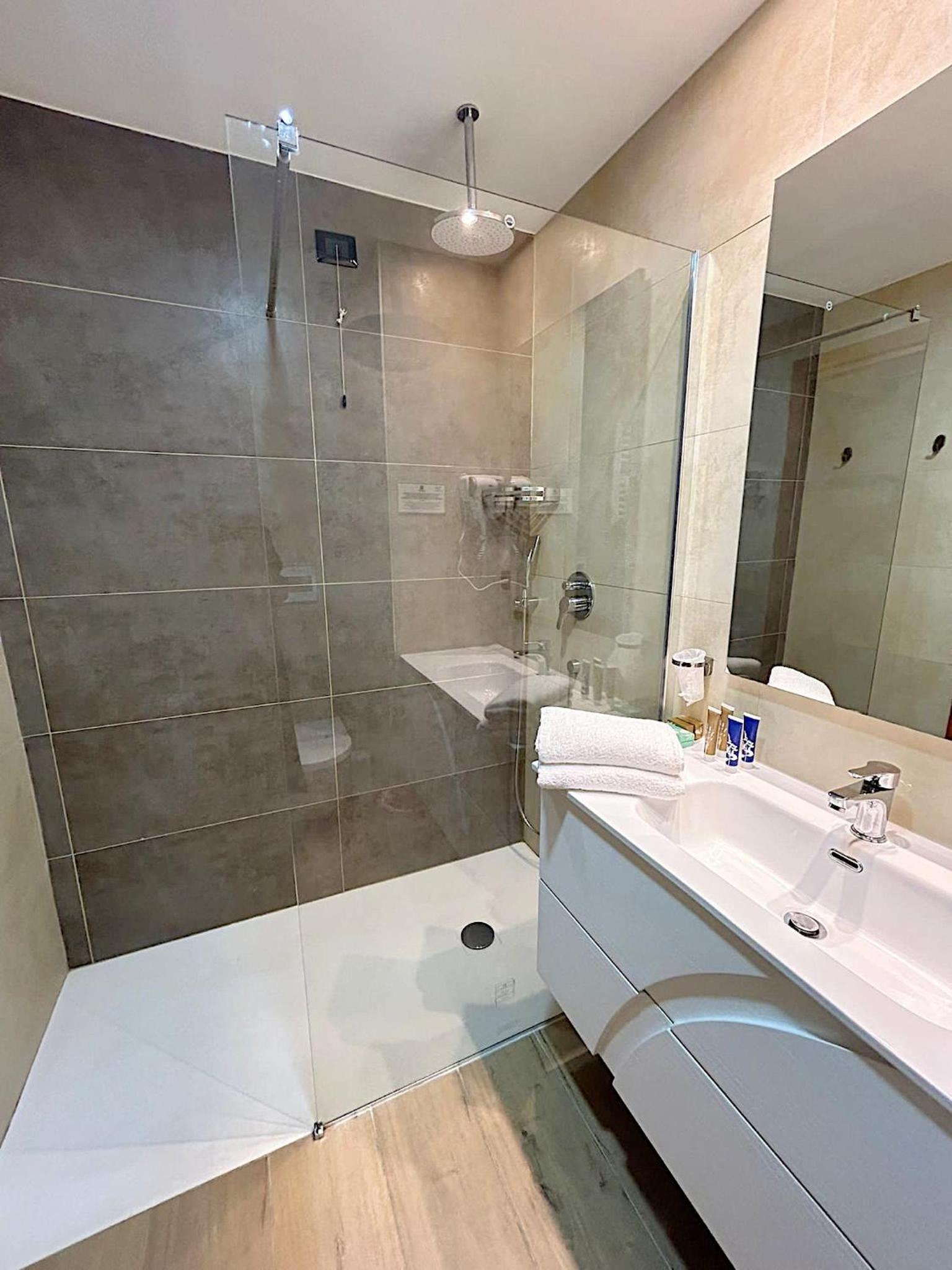 Twin Room - Photo 2