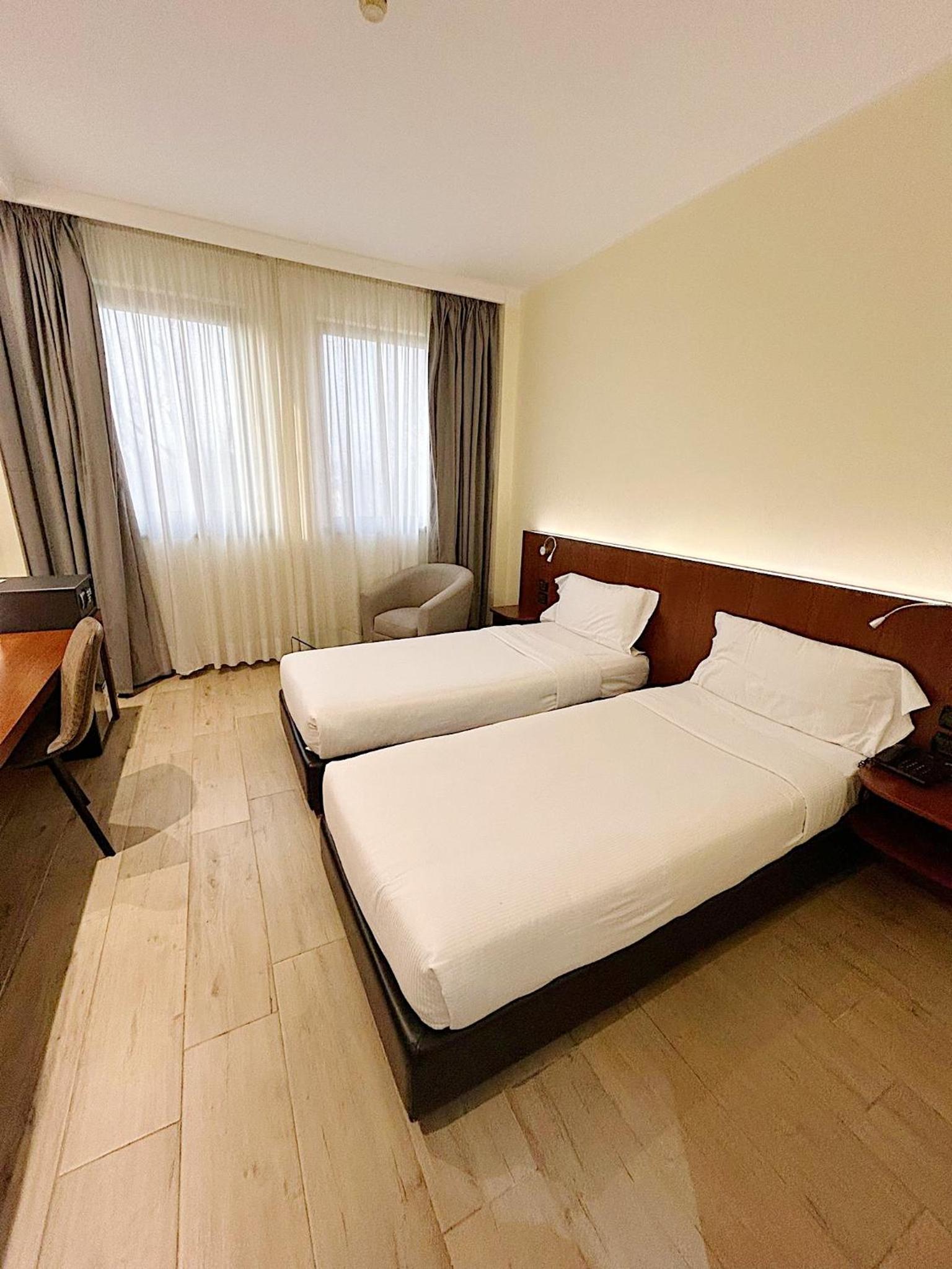 Twin Room - Photo 3